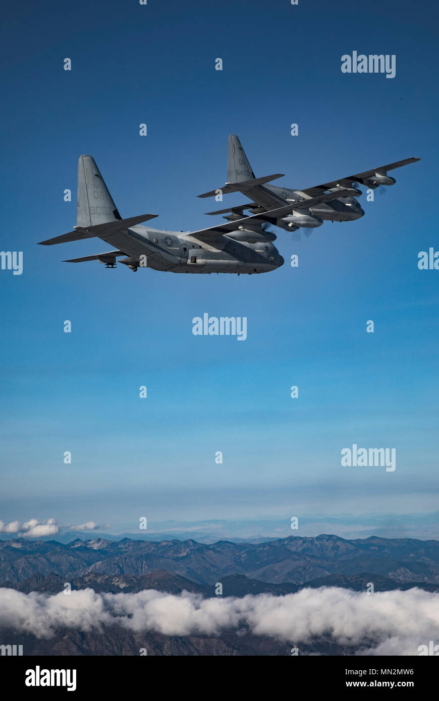 Das U.S. Marine Corps KC-130J Hercules ist ein viermotoriges Turboprop-Luftbetankungs- und Transportflugzeug, das von Marine Aerial Refueler Transport Squadrons betrieben wird. Am 18. August 2017 führten Flugzeuge der VMGR-152, VMGR-234 und VMGR-352 ein taktisches Navigationstraining der Division während der Übung Evergreen auf der Naval Air Station Whidbey Island, Washington durch. Das Archivfoto dokumentiert Operationen in unmittelbarer Nähe, die eine Bewertung der Kampfbereitschaft unterstützen. Stockfoto