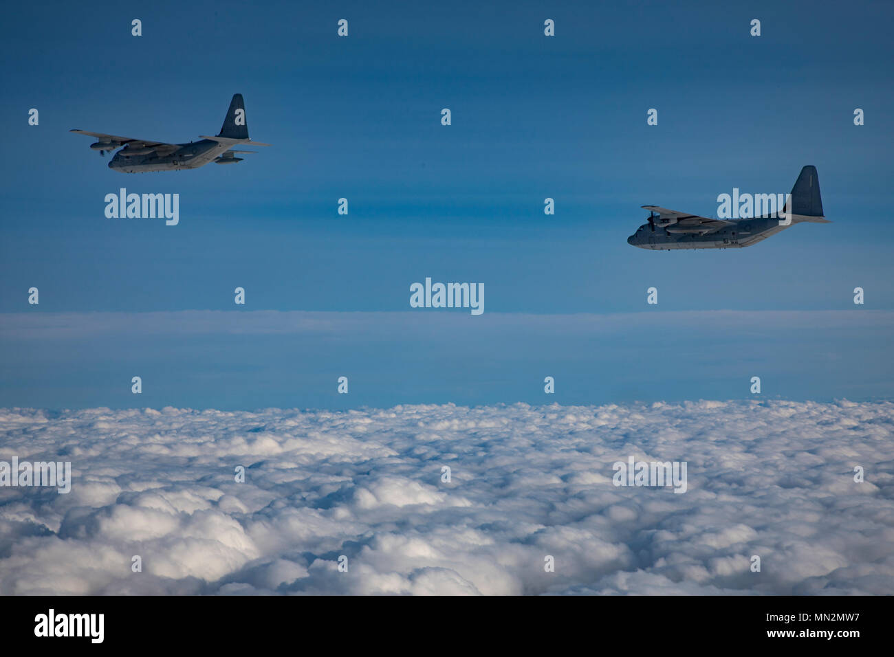 Das U.S. Marine Corps KC-130J Hercules ist ein viermotoriges Turboprop-Luftbetankungs- und Transportflugzeug, das von Marine Aerial Refueler Transport Squadrons betrieben wird. Am 18. August 2017 führten Flugzeuge der VMGR-152, VMGR-234 und VMGR-352 ein taktisches Navigationstraining der Division während der Übung Evergreen auf der Naval Air Station Whidbey Island, Washington durch. Das Archivfoto dokumentiert Operationen in unmittelbarer Nähe, die eine Bewertung der Kampfbereitschaft unterstützen. Stockfoto