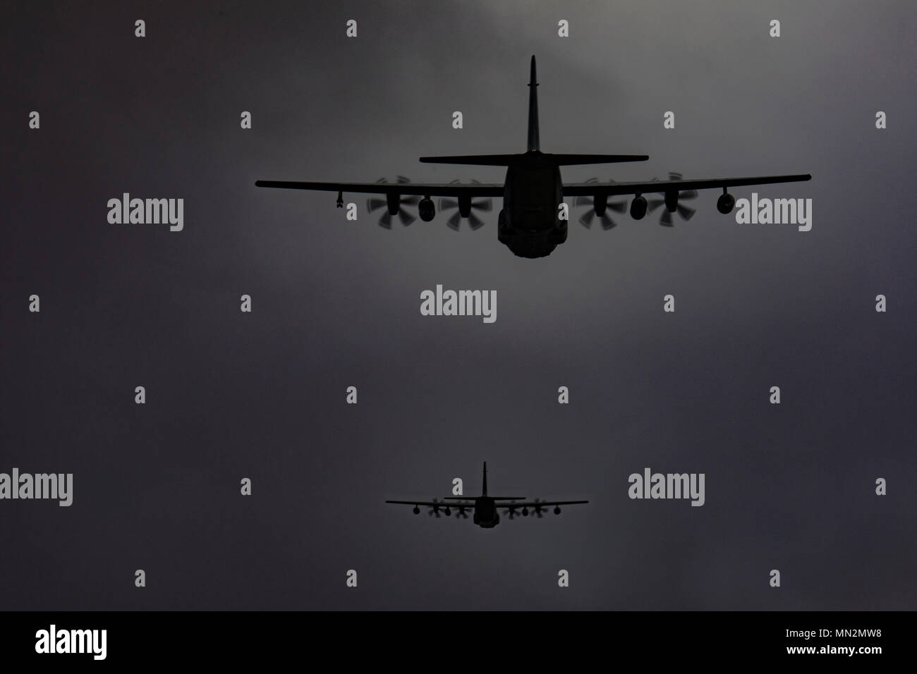 Das U.S. Marine Corps KC-130J Hercules ist ein viermotoriges Turboprop-Luftbetankungs- und Transportflugzeug, das von Marine Aerial Refueler Transport Squadrons betrieben wird. Am 18. August 2017 führten Flugzeuge der VMGR-152, VMGR-234 und VMGR-352 ein taktisches Navigationstraining der Division während der Übung Evergreen auf der Naval Air Station Whidbey Island, Washington durch. Das Archivfoto dokumentiert Operationen in unmittelbarer Nähe, die eine Bewertung der Kampfbereitschaft unterstützen. Stockfoto