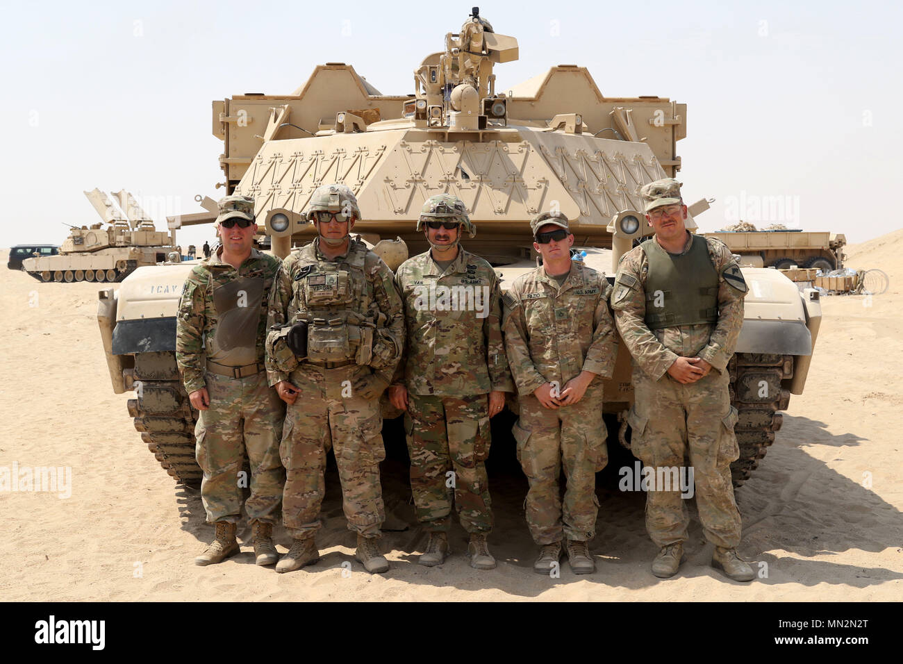 Us-Armee Brig. Gen. Jeffrey Van (Mitte), dem stellvertretenden kommandierenden General, 35th Infanterie Division-Task Kraft spartanisch, posiert für ein Foto mit den Assault Breacher Fahrzeugbesatzung von Alpha Company, 3. Brigade Engineer Battalion, 3. gepanzerte Brig. Combat Team, 1.Kavallerie Division, nach dem Ansehen der Mannschaft einen M58 Mine Clearing Line kostenlos im Camp Buehring, Kuwait Aug 14, 2017 detonieren. Eine MICLIC ist eine Rakete - Projiziert, explosive Line kostenlos und ist wirksam gegen konventionell abgesichert Landminen. Die Linie ist 350 Fuß lang und enthält 5 Pfund pro linearem Fuß von C-4 Sprengstoff. Im Bild von l Stockfoto