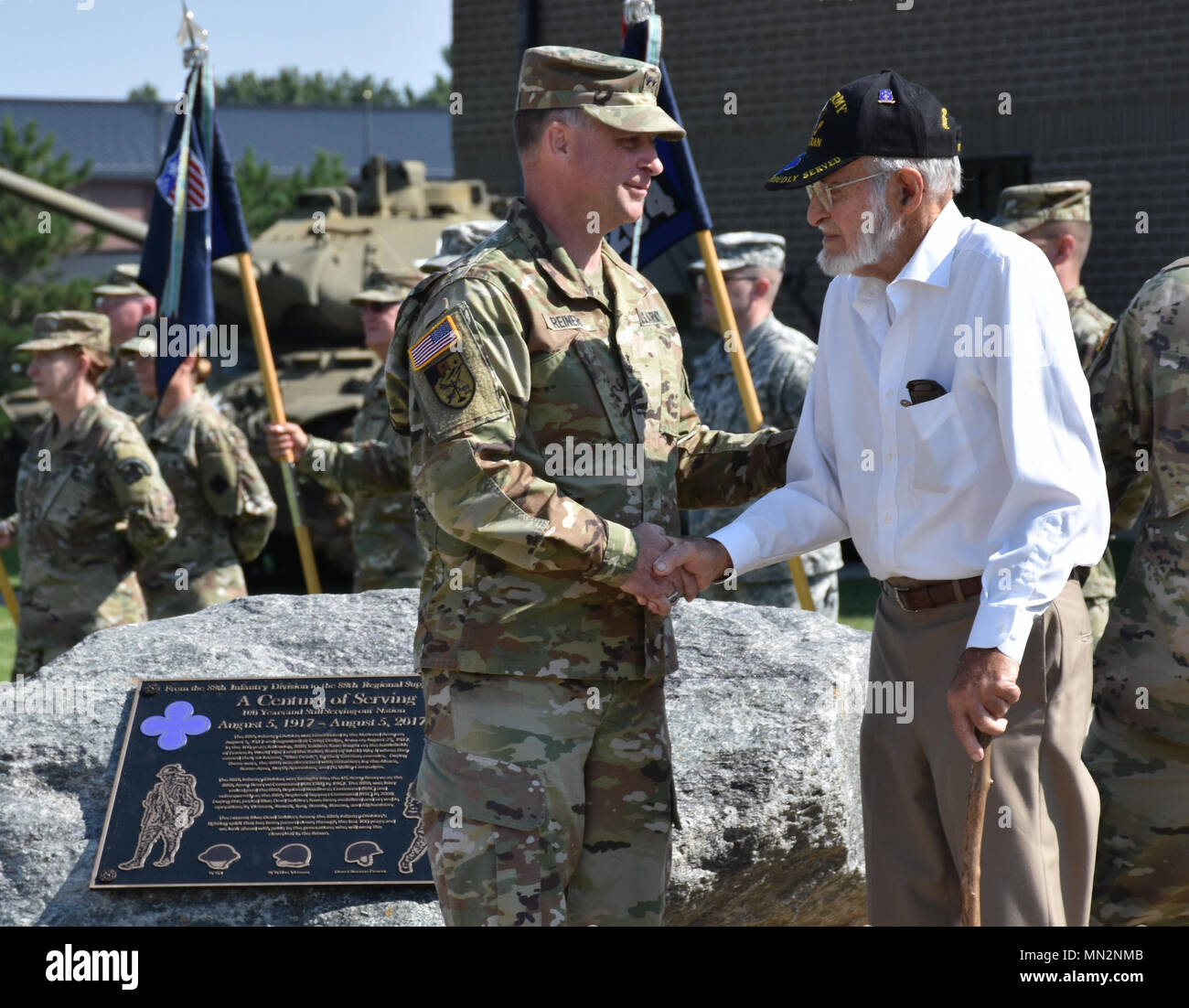 Bruce Abbott, Ehrengast und Soldaten der 88. Blaue Teufel Infanterie Division während des Zweiten Weltkrieges, schüttelt Hände mit Generalmajor Patrick Reinert, Kommandierender General des 88th World unterstützt den Befehl, nach einer Zeremonie an der 88th RSC-Hauptquartier in Fort McCoy, Wis., am 19. August zu Ehren der Anfang der 88th Division im Jahr 1917. Stockfoto