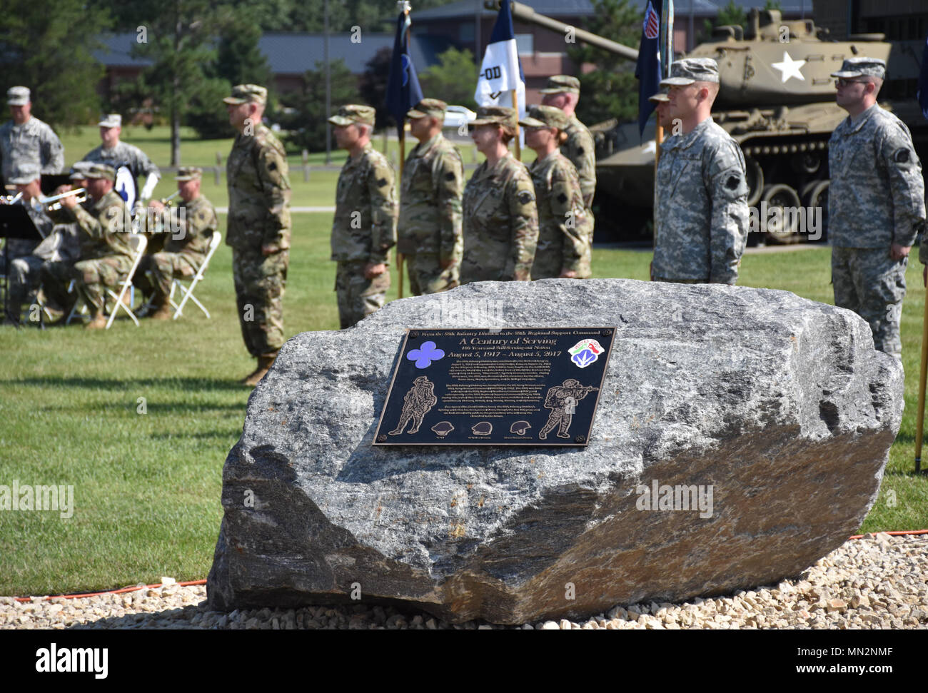 Die 88 regionalen Support Command Headquarters und die Konzernzentrale steht an Aufmerksamkeit nach der Enthüllung des 100-jährigen Jubiläums gedenken Plakette im Rahmen einer Zeremonie in der 88Th RSC-Hauptquartier in Fort McCoy, Wis., am 19. August zu Ehren der Anfang der 88th Division im Jahr 1917. Stockfoto