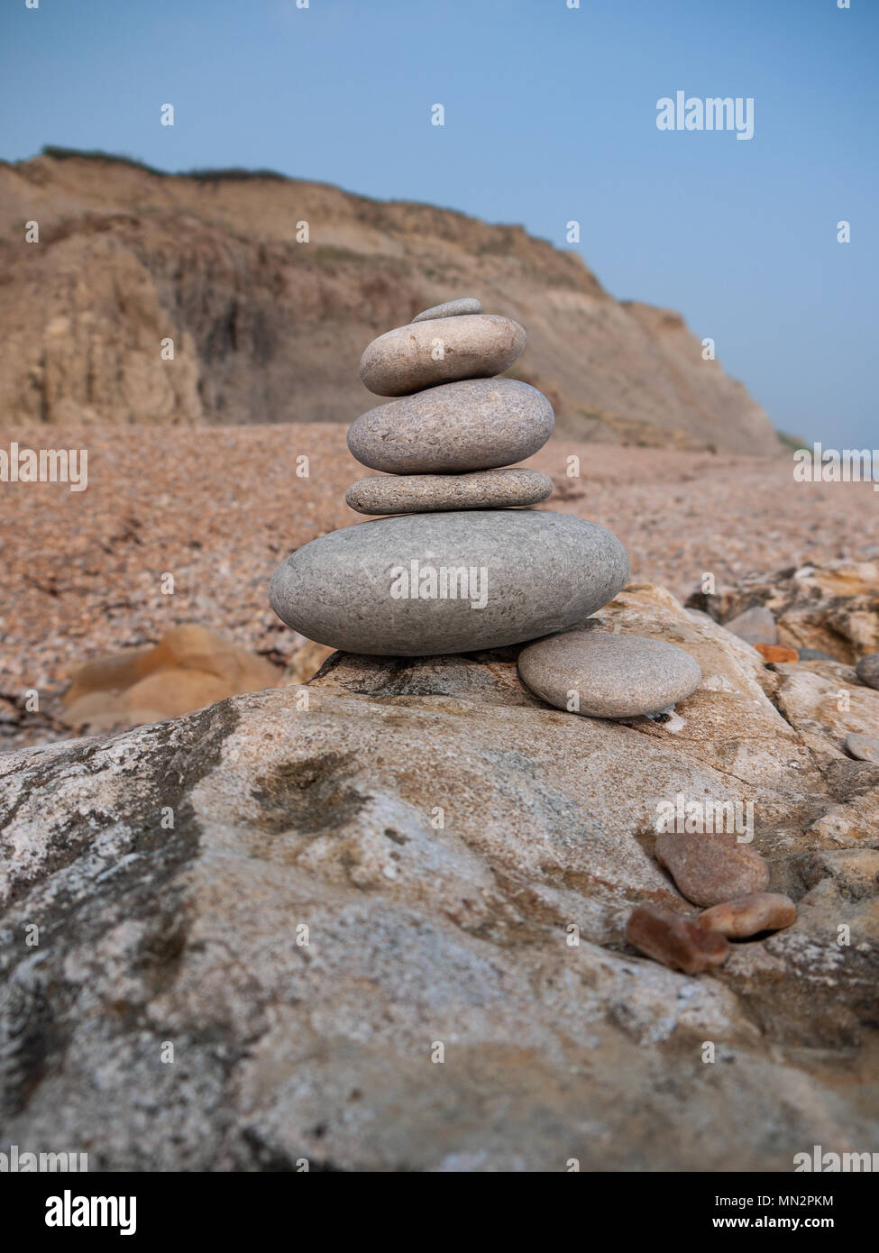 Haufen von Steinen/Cairn am West Bay Beach, Dorset, Großbritannien Stockfoto