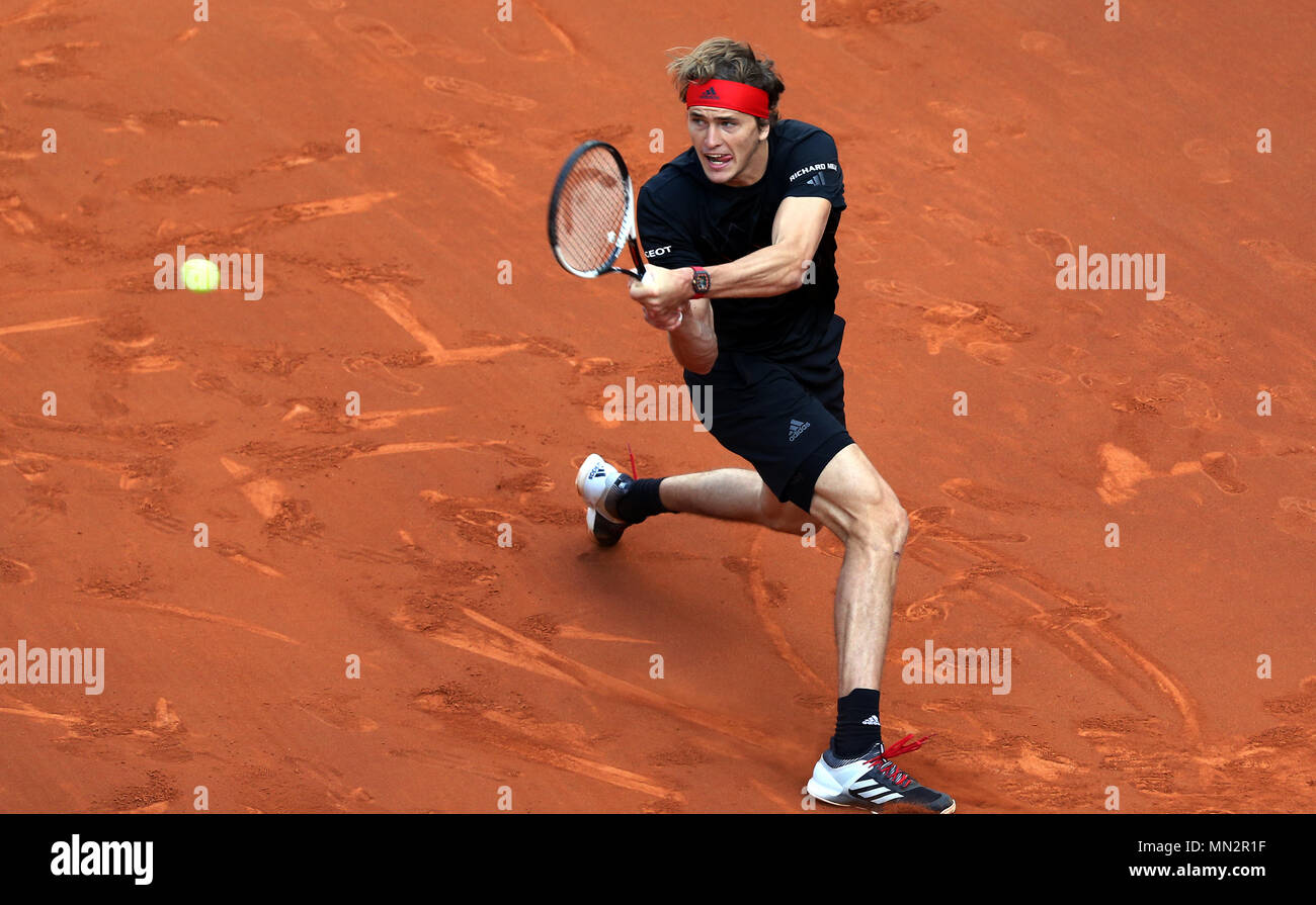Alexander Zverev Deutschlands in Aktion während seinem Match gegen Dominic Thiem von Österreich während Tag neun der Mutua Madrid Open im La Caja Magica. (Endstand Alexander Zverev schlagen Dominic Thiem 2 Sets 0). Stockfoto