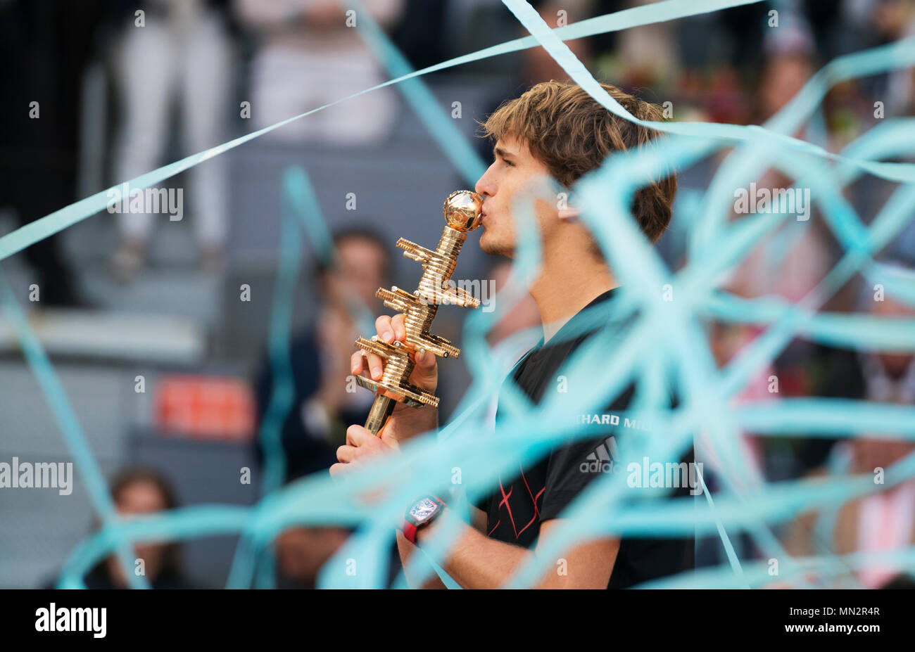 Alexander Zverev von Deutschland feiert nach seinem Sieg im Final gegen Dominic Thiem von Österreich während Tag neun der Mutua Madrid Open Tennisturnier auf dem Caja Magica. (Endstand Alexander Zverev schlagen Dominic Thiem 2 Sets 0). Stockfoto