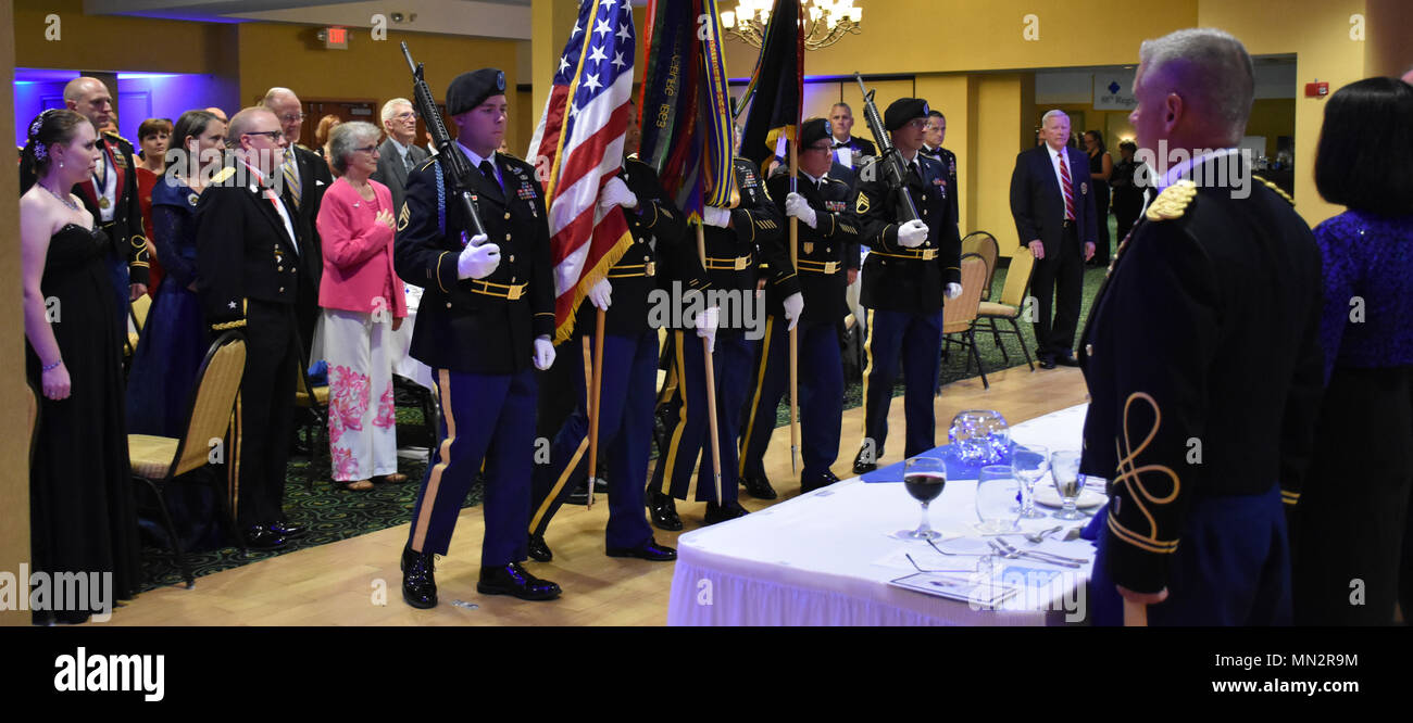 Die 88 blauen Teufel Color Guard macht Ehren während ein 88Th RSC-Hauptquartier und die Konzernzentrale Bankett in Warrens, Wis am 12.08.19, zu Ehren des 100-jährigen Bestehens der 88th Division. Stockfoto