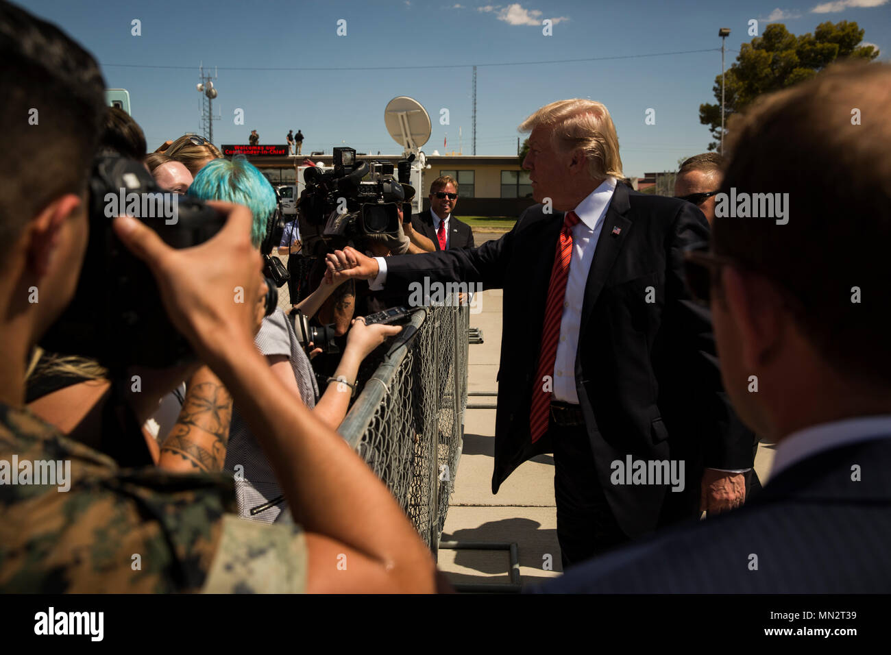 Us-Präsident Donald J. Trumpf schüttelt die Hand eines Familienmitglieds bei seinem Besuch in Marine Corps Air Station (WAB) Yuma, Ariz., 22.08.2017. Präsident Trump besucht MCAS Yuma mit Marines, Segler und ihre Familien auf der Station zu interagieren. (U.S. Marine Corps Foto von Lance Cpl. Christian Cachola) Stockfoto