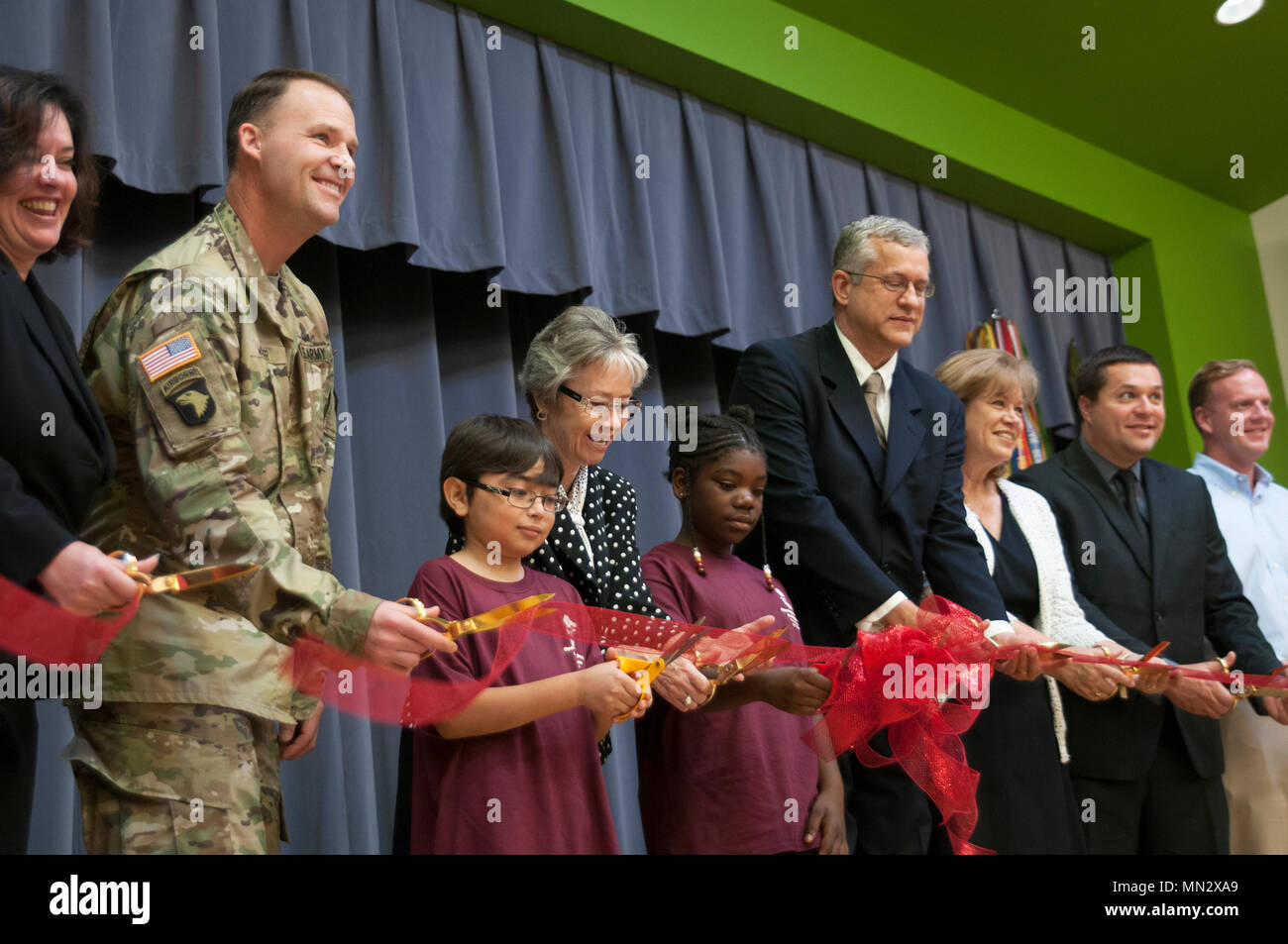 (Von links nach rechts) Dr. Christy Huddleson, Verteidigungsministerium Bildung Aktivität nord- und südöstlichen Bezirk Betriebsleiter; Oberst Jason A. Wolter, Fort Stewart garrison Commander; Nathanial Aguilar, Diamond Elementary Student; Frau Kathleen Reiss, DoDEA Amerika South Carolina/Fort Stewart Gemeinschaft Betriebsleiter; Shalayah Herzöge, Diamond Elementary Student; Scott Evers, Neffe von Pvt. 1. klasse James H. Diamond; Kelly Strozier, Nichte von Pvt. 1. klasse James H. Diamond; und Jarrod Gruber, groß - großen Neffe von Pvt. 1. klasse James H. Diamond, schneiden Sie ein Farbband formal feiern. Stockfoto