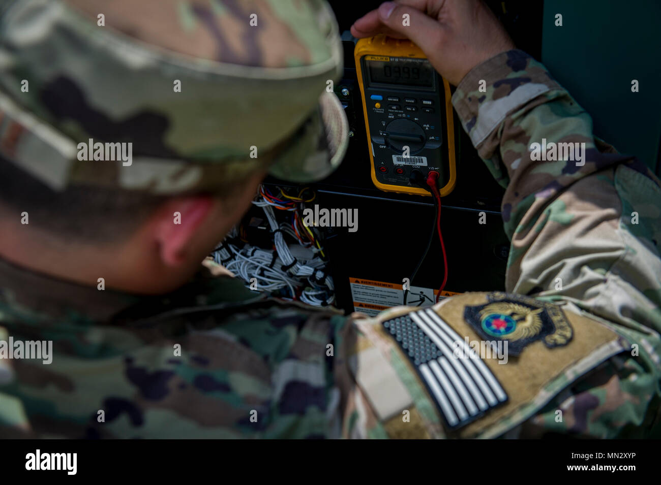 Staff Sgt. Andre LaPerle, eine elektrische Energieerzeugung Techniker mit der 1 Special Operations Bauingenieur Squadron, verwendet ein Multimeter während der Fehlerbehebung einen fehlerhaften Betrieb an einen Generator an hurlburt Field, Fla., Aug 23., 2017. Elektrische Leistung Produktion Flieger mit Multimeter für Strom, Spannung und verschiedene andere elektrische Bauteile bei der Fehlerbehebung zu messen. Diese Kommandos halten Notstrom während zu Hause Station zur Verfügung und Primär- und Notstromversorgung in bereitgestellten Standorten verfügbar halten. (U.S. Air Force Foto von Flieger 1. Klasse Dennis Spanien) Stockfoto