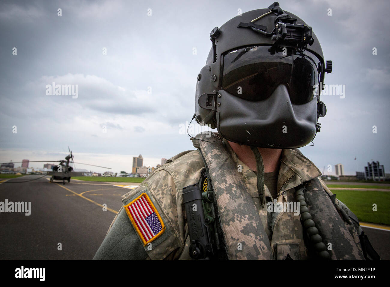 Us-Armee Sgt. Tim A. Witts UH-60 Black Hawk Crew Chief mit dem 1-150 th Assault Helicopter Bataillon, New Jersey Army National Guard, bereitet in einem speziellen Patrol Infiltration Exfiltration System teilnehmen (SPIONE) Demonstration am 2017 Atlantic City Airshow über dem Atlantic City, New Jersey, Promenade 23.08.2017. Zwei Gruppen von Tactical Air Control Party (TACP) Flieger mit dem New Jersey Air National Guard 227 Air Support Operations Squadron, wird geflogen werden von einem Spione von 1-150. UH-60 Black Hawks ausgesetzt. SPIES wird zum Extrahieren von Special Operations Personal Wenn ein Luft verwendet Stockfoto