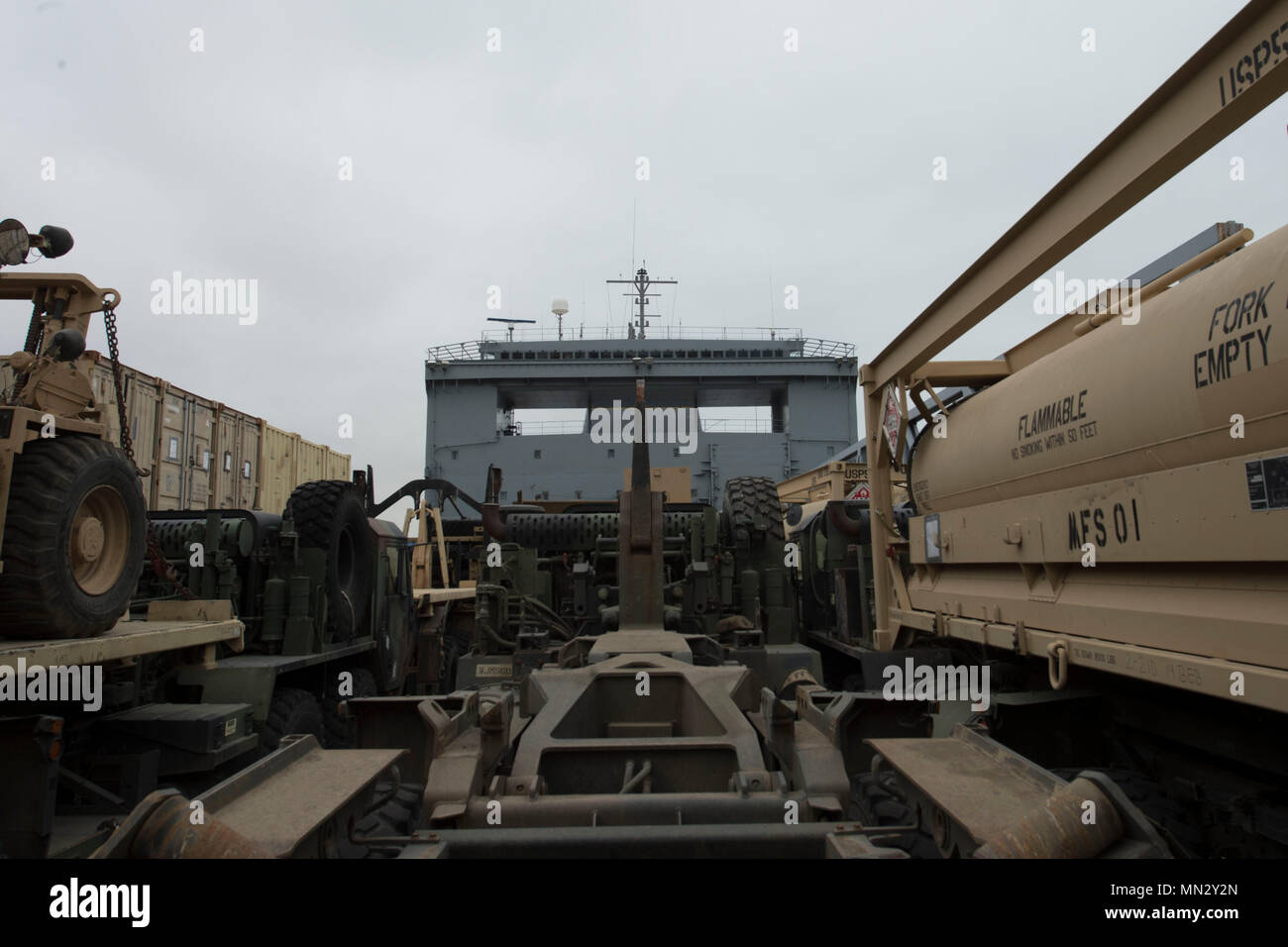 Die USNS Bob Hope steht für die Verladung im Hafen von San Diego, Calif., Aug 23, 2017 zur Unterstützung der Übung Turbo Aktivierung. Turbo Aktivierung ist eine in den USA Transport Befehl übung, die Fähigkeit, die Gemeinsame Task Force Port-Opening der Ladung während der humanitären und Katastrophenhilfe Operationen zu verbreiten und zu bewerten. (U.S. Air Force Foto/Airman 1st Class Kristen Heller) Stockfoto