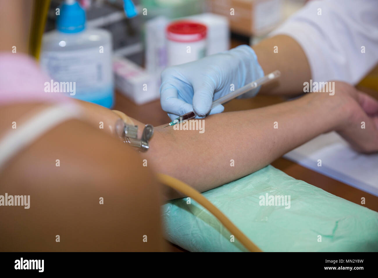 Die 1877 gegründete japanische Rote Kreuz Gesellschaft führt Blutentnahmen und -Tests durch, um Krankenhäuser in ganz Japan zu unterstützen. Am 23. August 2017 wurde eine Blutprobe von einem Spender während einer Fahrt auf der Marine Corps Air Station Iwakuni in der Präfektur Yamaguchi entnommen, die in Abstimmung mit dem Amerikanischen Roten Kreuz stattfand. Das Archivbild zeichnet die für die Spendenberechtigung erforderlichen Verfahren zur Überprüfung auf Eisenebene auf. Stockfoto