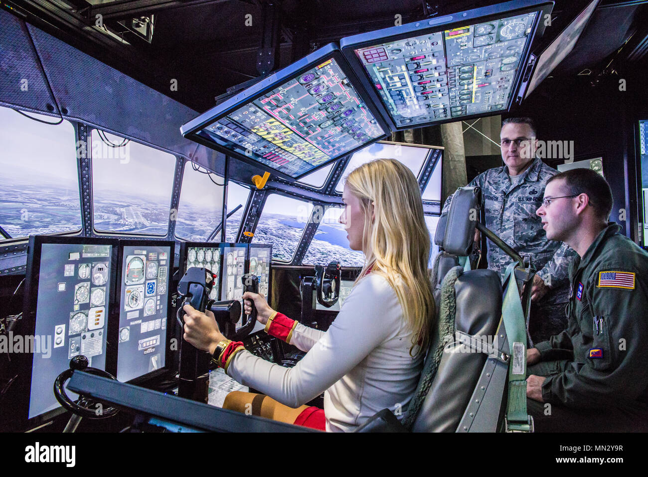 Sara, die Cheerleader für die Kansas City Chiefs NFL Team, betreibt eine C-130 Flugzeuge Simulator während einer Tour von Rosecrans Air National Guard Base, St. Joseph, Mo, 12.08.15, 2017. Der Besuch war Teil von einem McDonald's Restaurant Herz Amerikas Co-Op 15-Tour für lokale Wohltätigkeitsorganisationen. Pensionierter Leiter Spieler Tony Adams und Gary Spani waren anwesend, sowie aktuelle Cheerleadern des Teams. (U.S. Air National Guard Foto: Staff Sgt. Patrick Evenson) Stockfoto