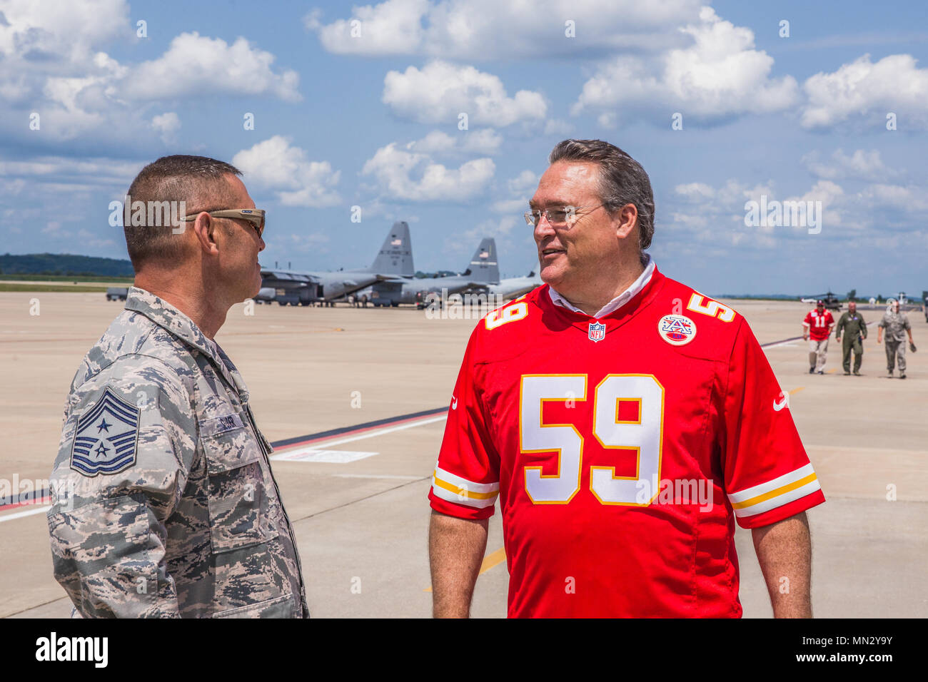 Gary Spani (rechts), ein pensionierter Kansas City Chiefs NFL Spieler Gespräche mit Chief Master Sgt. Joseph Sluder, command Chief Master Sergeant, Missouri Air National Guard, während einer Tour von Rosecrans Air National Guard Base, St. Joseph, Mo Aug 15, 2017. Der Besuch war Teil von einem McDonald's Restaurant Herz Amerikas Co-Op 15-Tour für lokale Wohltätigkeitsorganisationen. Pensionierter Leiter Spieler Tony Adams und Gary Spani waren anwesend, sowie aktuelle Cheerleadern des Teams. (U.S. Air National Guard Foto: Staff Sgt. Patrick Evenson) Stockfoto