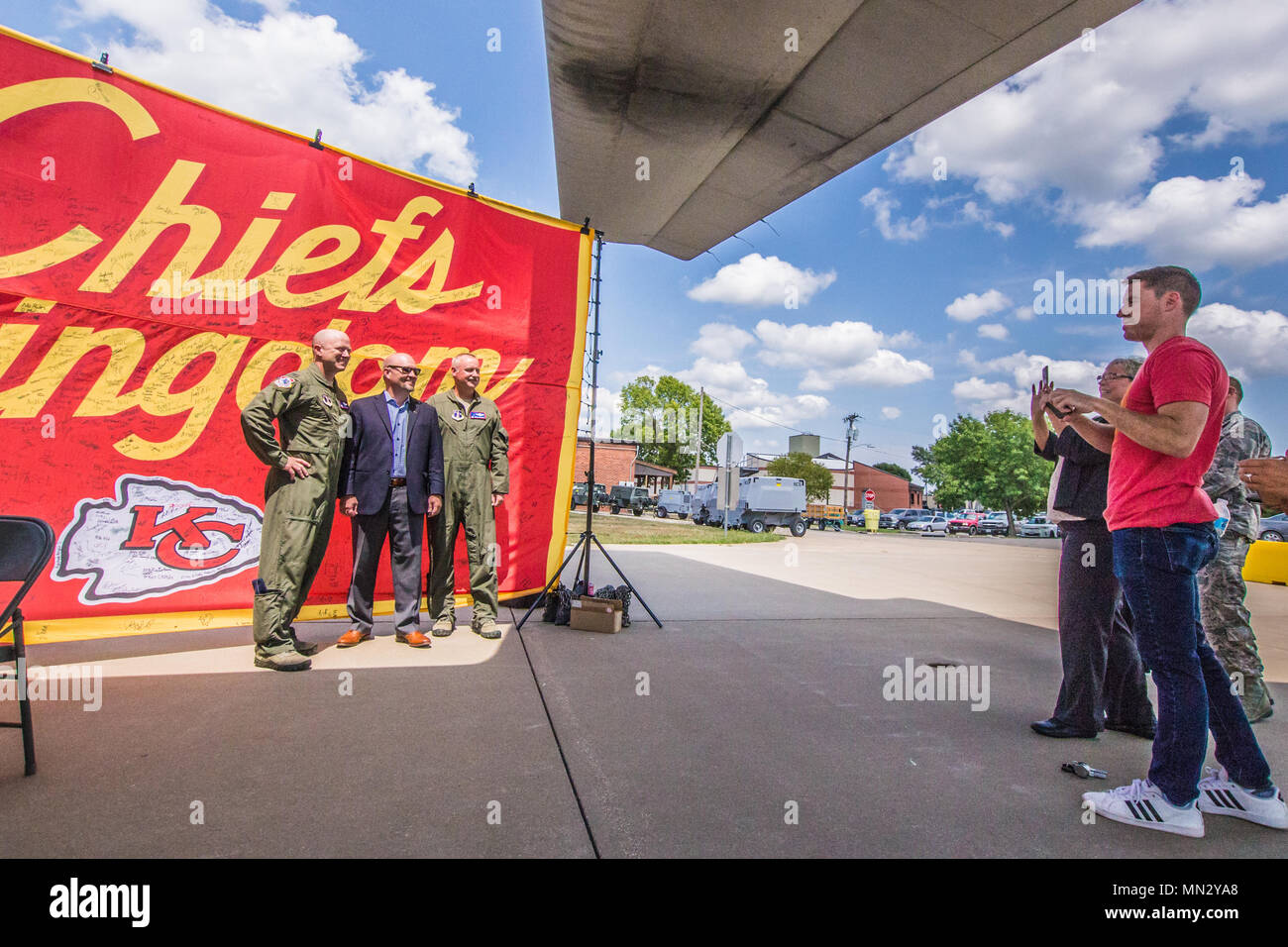 Chris Habiger (Mitte), den Besitzer/Fahrer über ein McDonald's Restaurant in St. Joseph, Mo posiert für ein Foto mit US Air Force Colonel Ed Schwarz, Kommandeur der 139. Airlift Wing, Missouri Air National Guard, und Oberst Doug Bailey, während einer Tour von Rosecrans Air National Guard Base, St. Joseph, Mo, 15. August 2017. Der Besuch war Teil von einem McDonald's Restaurant Herz Amerikas Co-Op 15-Tour für lokale Wohltätigkeitsorganisationen. Pensionierte Kansas City Chiefs NFL Spieler Tony Adams und Gary Spani waren anwesend, sowie aktuelle Cheerleadern des Teams. (U.S. Air National Guard Foto: Staff Sgt. Patrick Eve Stockfoto