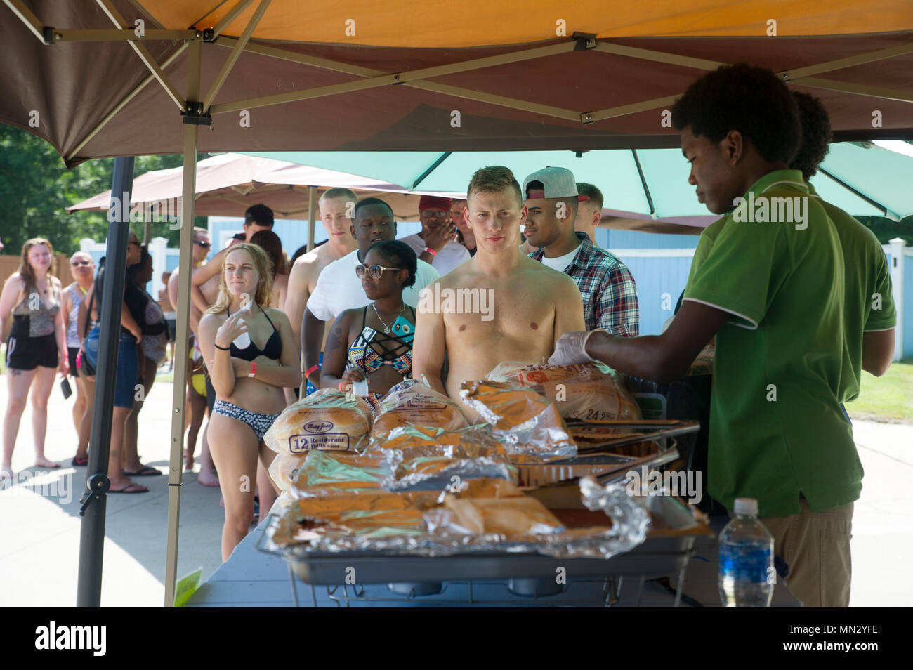 170818-N-EH 855-096 Virginia Beach, Virginia (Aug. 18, 2017) Segler auf dem Flugzeugträger USS George Washington (CVN 73) warten, Essen zu einem Befehl Picknick am Ocean Breeze Water Park serviert werden. George Washington befindet sich in einem Tank- und komplexen Überholung (RCOH) bei Newport News Werft. RCOH ist ein fast 4-jährigen Projekt nur einmal während einer Fluggesellschaft, die 50-jährige Nutzungsdauer, einschließlich Betankung von zwei nukleare Reaktoren des Schiffes sowie erhebliche Reparaturen, Upgrades und Modernisierung. (U.S. Marine Foto von Mass Communication Specialist 2. Klasse Bryan Mai) Stockfoto