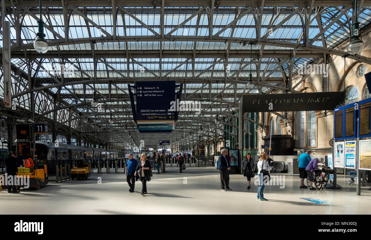 Passagiere in Glasgow Central Station, dem Hauptbahnhof in Glasgow, Schottland, Großbritannien. Stockfoto
