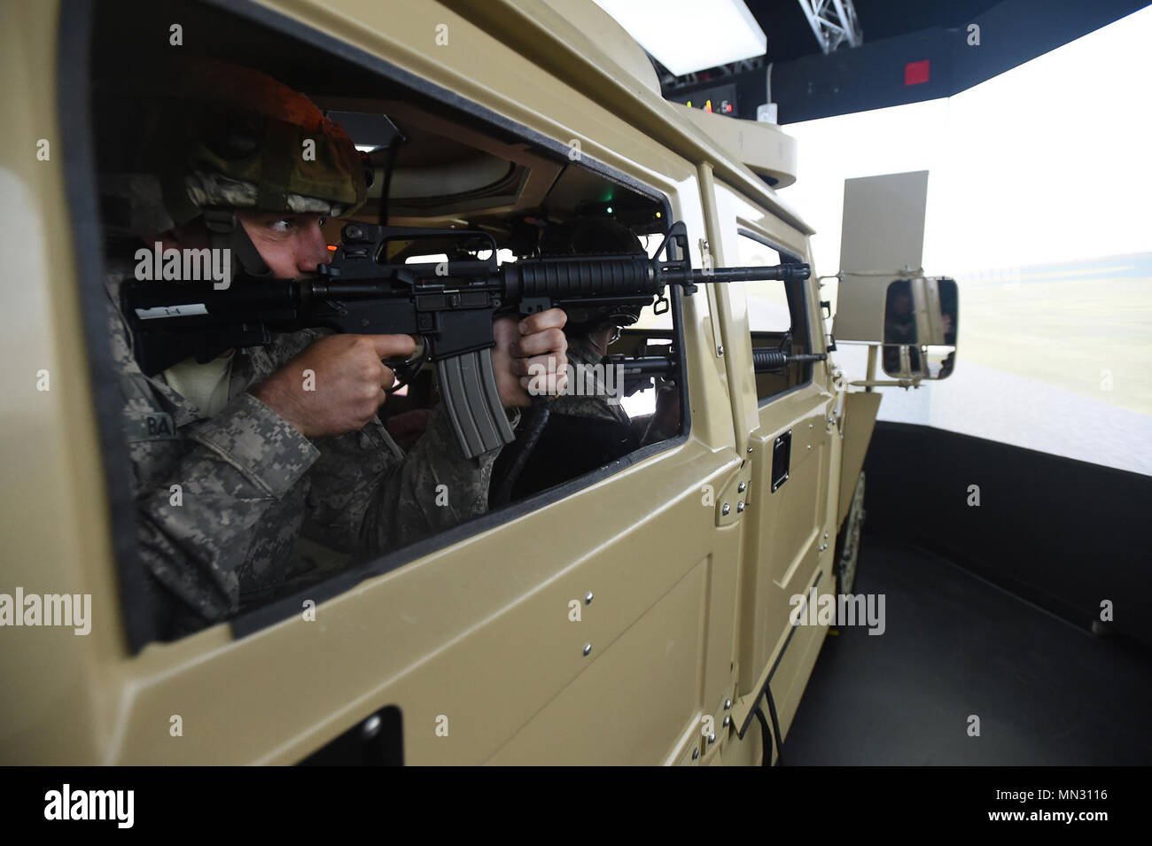 Armee finden Spc. Andrew Bahun, von der 454th Transportation Company, Columbus, Ohio, greift Ziele während ein hoher Wert ziel Extraktion in einem Rekonfigurierbaren Fahrzeug Tactical Trainer 360-Grad immersion Simulator im Combat Support Training Übung 86-17-02 am Fort McCoy, Wisconsin, von August 5 - 25, 2017. Tausende von Armee Reservisten verband Service Mitglieder aus verschiedenen Dienstleistungsbranchen in einer groß angelegten Übung auf Multi-Echelon konzentriert zu trainieren und multi-funktionale, realistisch, taktische Schulung zu Herausforderung die Leistungsfähigkeit der Leader und kollektiven Aufgaben und zu verbessern. Eine der k Stockfoto