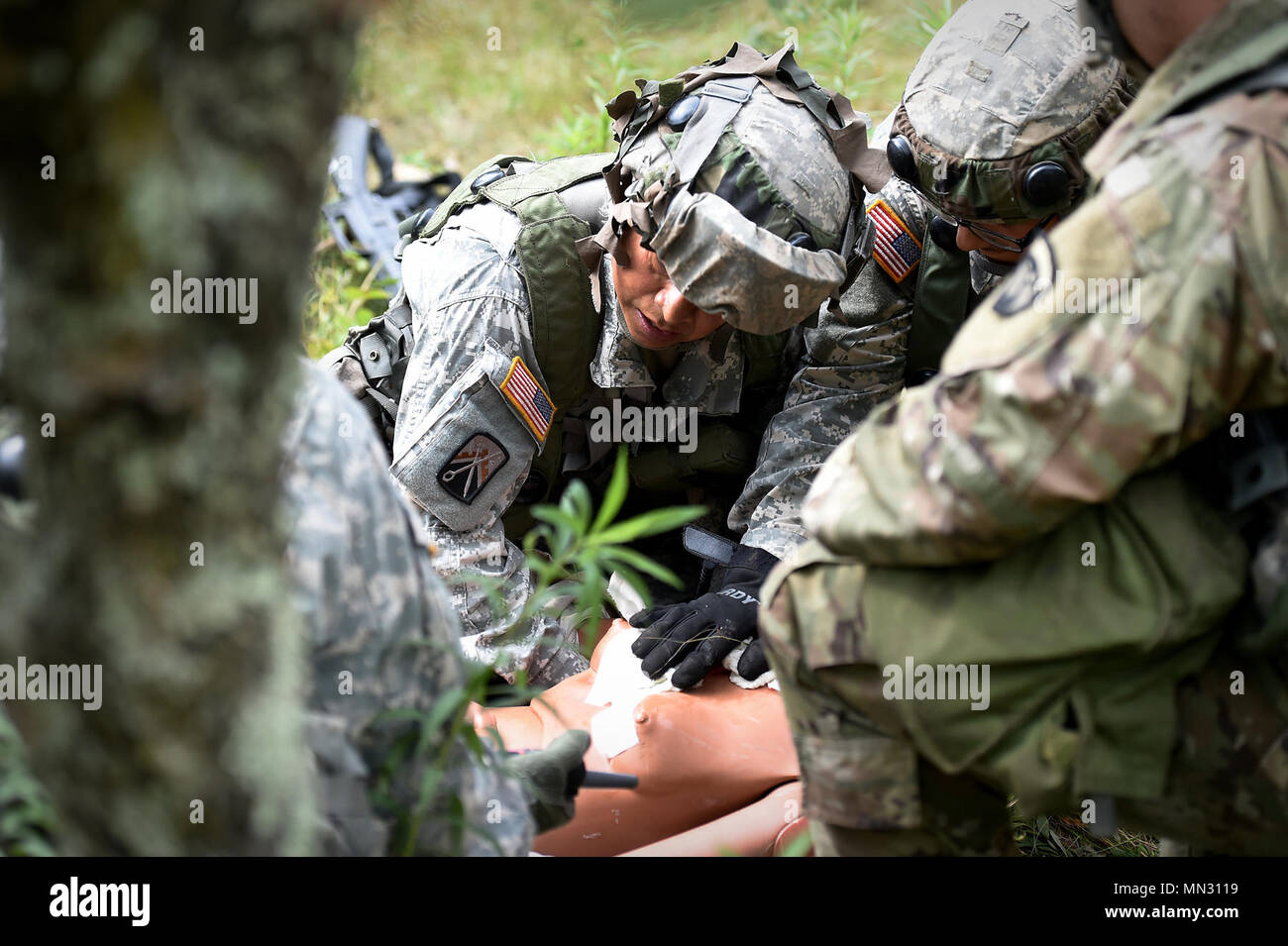 Armee Reservisten, die 693Rd Quartermaster Unternehmen, Bell, Kalifornien, zugewiesene behandeln einen Unfall während einer base Angriff bei Combat Support Training Übung 86-17-02 am Fort McCoy, Wisconsin, von August 5 - 25, 2017. Tausende von Armee Reservisten verband Service Mitglieder aus verschiedenen Dienstleistungsbranchen in einer groß angelegten Übung auf Multi-Echelon konzentriert zu trainieren und multi-funktionale, realistisch, taktische Schulung zu Herausforderung die Leistungsfähigkeit der Leader und kollektiven Aufgaben und zu verbessern. Eine der wichtigsten Schwerpunkte der CSTX war, und Verständnis einfacher Soldat Fähigkeiten zurück. Die übung Mo Stockfoto