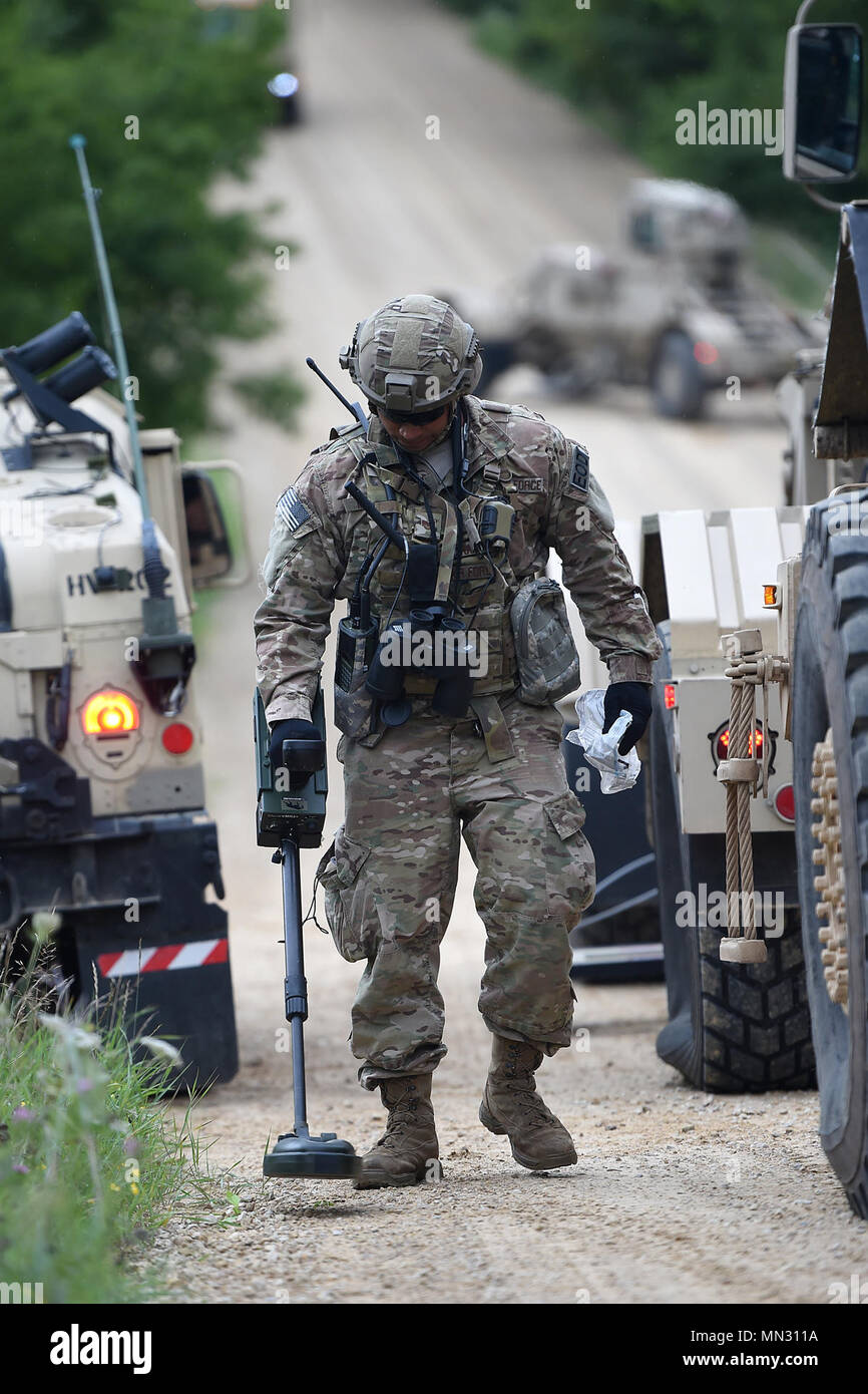 Us Air Force die Beseitigung von Explosivstoffen Tech. Sgt. Antonio Medrano aus der 349 Bauingenieur Squadron, Travis Air Force Base, führt eine post-blast Analyse, Beweise zu sammeln, nach einer simulierten explosionsartig gebildet Projektil ihren Konvoi bei einer gemeinsamen Mission zur Bekämpfung Support Training Übung 86-17-02 am Fort McCoy, Wisconsin, von August 5 - 25, 2017. Tausende von Armee Reservisten verband Service Mitglieder aus verschiedenen Dienstleistungsbranchen in einer groß angelegten Übung auf Multi-Echelon konzentriert zu trainieren und multi-funktionale, realistisch, taktische Schulung herauszufordern und zu verbessern. Stockfoto