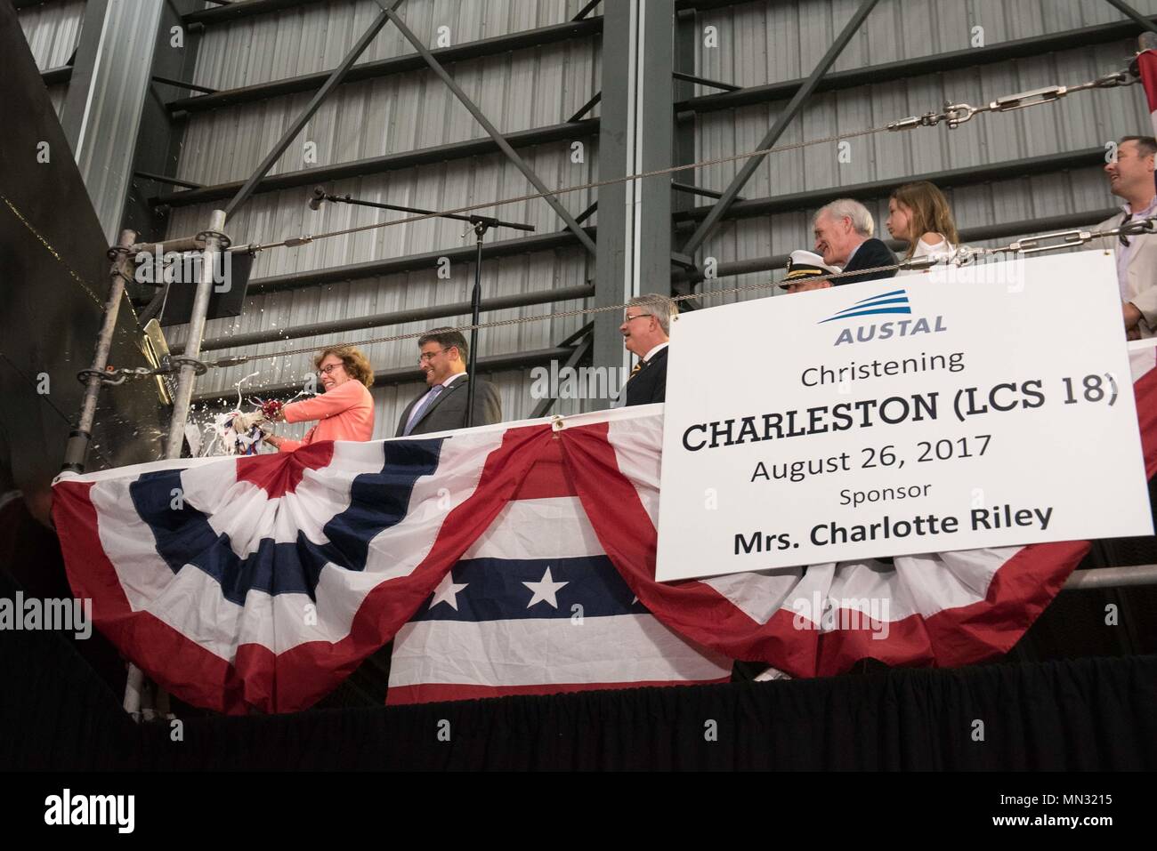 170826-N-LV 331-009 Mobile, Ala (Aug. 26, 2017) Das Schiff ist Sponsor Charlotte Riley bricht eine Flasche Champagner vor den Bug während der Taufe für die Littoral Combat Ship USS Charleston (LCS 18). An der Zeremonie, Sekretär der Navy (Secnav) Richard V. Spencer gab die wichtigste Adresse. Spencer ist im Bereich der laufenden Arbeit auf der Werft Austal USA zum Ansehen und Matrosen und zivile Mitarbeiter, die die Marine unterstützen. (U.S. Marine Foto von Mass Communication Specialist 1. Klasse Armando Gonzales/Freigegeben) Stockfoto