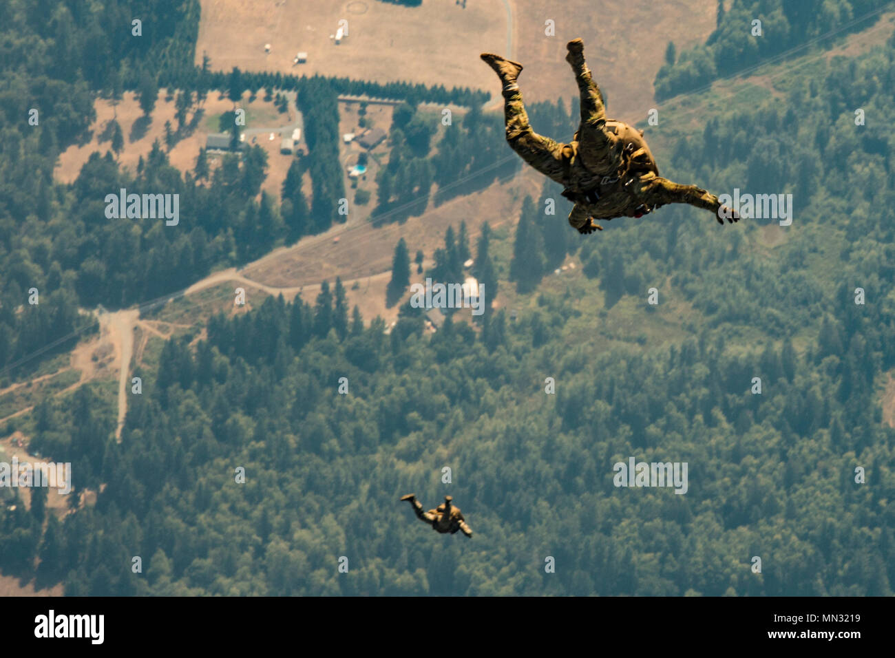 KC-130J Hercules ist ein viermotoriges Turboprop-Militärtransportflugzeug, das für Luftbetankungen und Lufttruppeneinsätze entwickelt wurde. Das Archivbild dokumentiert das Personal der US Army Special Forces, das während des statischen Line Jumpmaster Trainings mit der Marine Aerial Refueler Transport Squadron 152 auf der Joint Base Lewis-McChord im Jahr 2017 mit einem Fallschirm abstürzte. Stockfoto