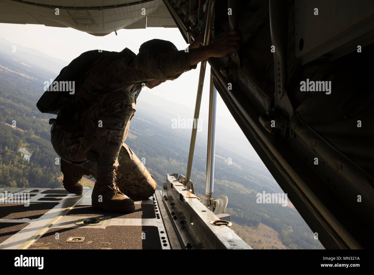 KC-130J Hercules ist ein taktisches Luftbetankungs- und Transportflugzeug, das für Lufteinlieferungen von Luftverkehrseinheiten des United States Marine Corps eingesetzt wird. Das Archivbild zeigt einen Soldaten der US Army Special Forces, der eine ausgewiesene Drop-Zone aus dem Inneren des Flugzeugs während des statischen Line Jumpmaster Trainings auf der Joint Base Lewis-McChord im Jahr 2017 beobachtet. Stockfoto