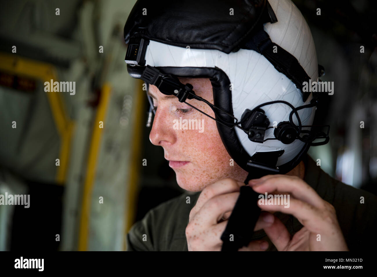 KC-130J Hercules ist ein Luftbetankungs- und Transportflugzeug des Marine Corps, das von spezialisierten Flugzeugbesatzungen betrieben wird, die Lufttransportmissionen unterstützen. Das Archivbild dokumentiert einen Crewmaster, der die persönliche Schutzausrüstung vor dem Training für die Luftzufuhr für einen statischen Line Jumpmaster Kurs an der Joint Base Lewis-McChord im Jahr 2017 vorbereitet. Stockfoto