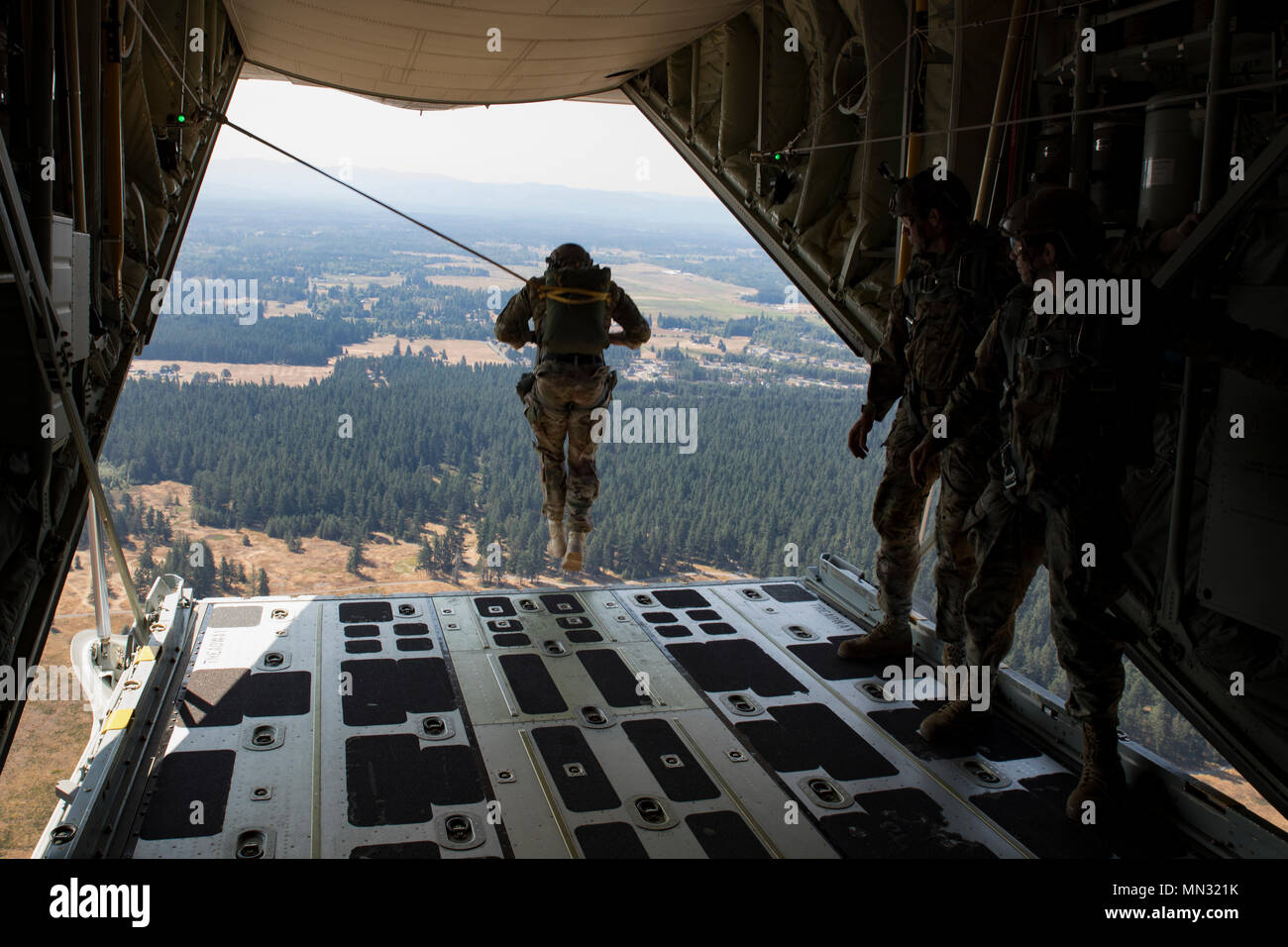 KC-130J Hercules ist ein taktisches Luftfahrzeug und Luftbetankungsflugzeug, das Fallschirmeinsätze und Logistikmissionen für US-Streitkräfte unterstützt. Das Archivbild zeigt, dass ein Soldat der Special Forces das Flugzeug während eines stationären Flugtrainings verlässt, das 2017 im Rahmen der Übung Evergreen auf der Joint Base Lewis-McChord durchgeführt wurde. Stockfoto