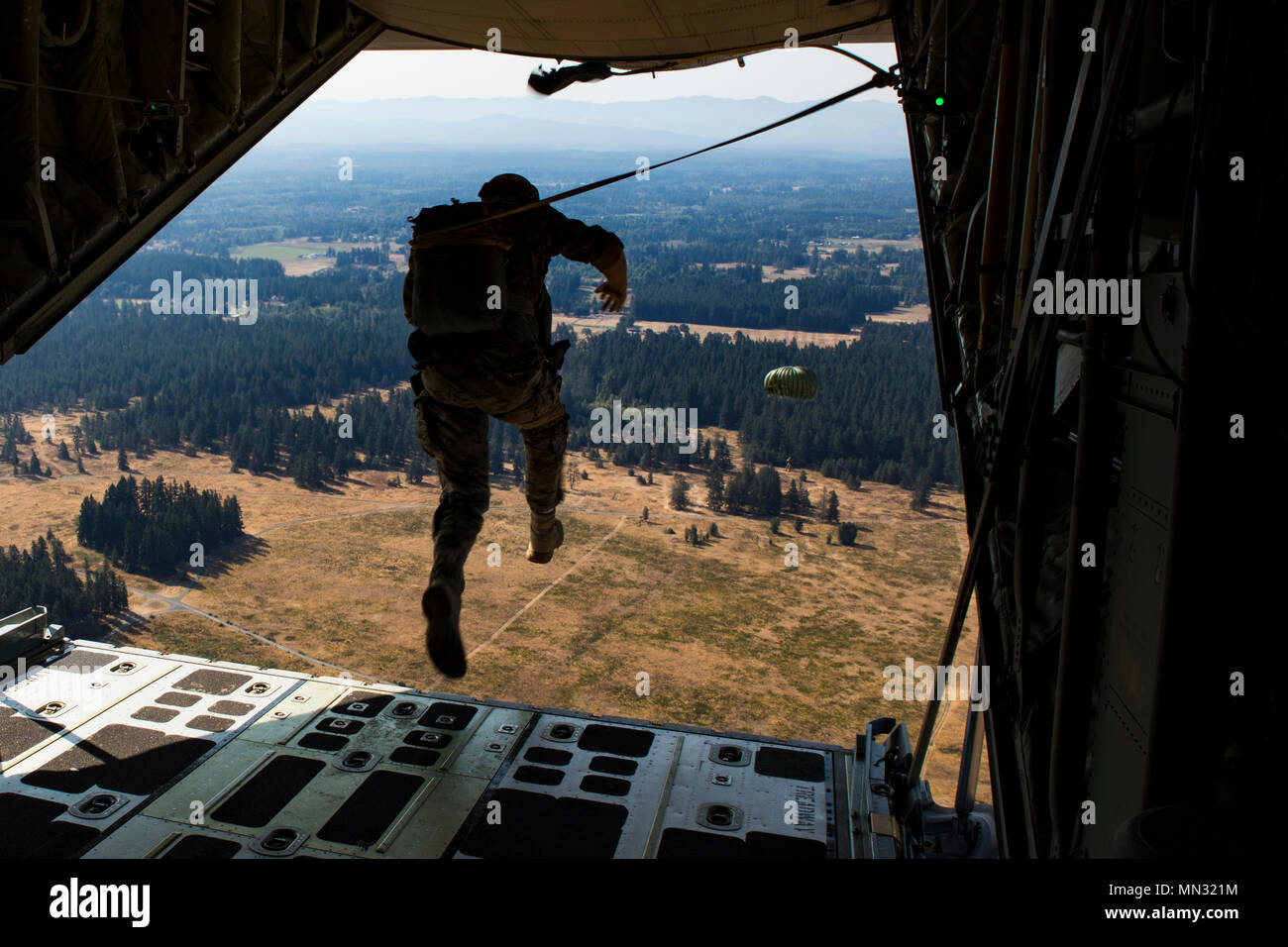Die KC-130J Hercules ist ein viermotoriges Turboprop-Militärflugzeug, das für den Einsatz von Lufttruppen und logistischen Luftlieferungen eingesetzt wird. Das Archivbild dokumentiert einen Luftsprung der Special Forces, der 2017 während des Jumpmaster-Kurses im Zusammenhang mit Übung Evergreen auf der Joint Base Lewis-McChord durchgeführt wurde. Stockfoto