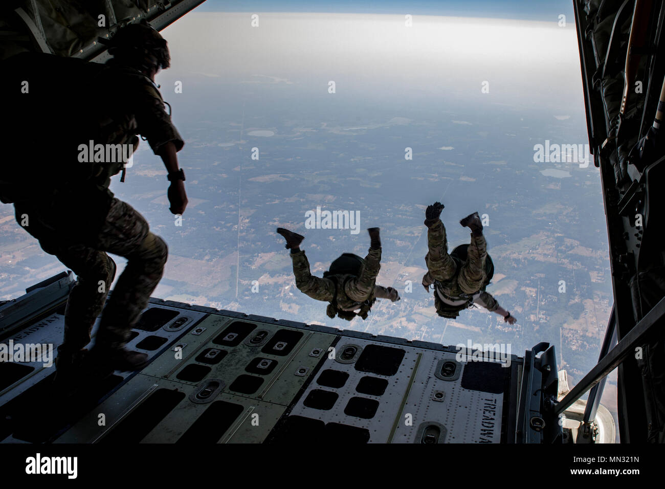 Die KC-130J Hercules ist ein taktisches Luftbetankungs- und Transportflugzeug, das koordinierte Lufttruppeneinsätze für US-Streitkräfte ermöglicht. Das Archivbild zeichnet mehrere Soldaten der Special Forces auf, die während des Evergreen-Trainings auf der Joint Base Lewis-McChord im Jahr 2017 statische Fallschirmsprünge durchführten. Stockfoto