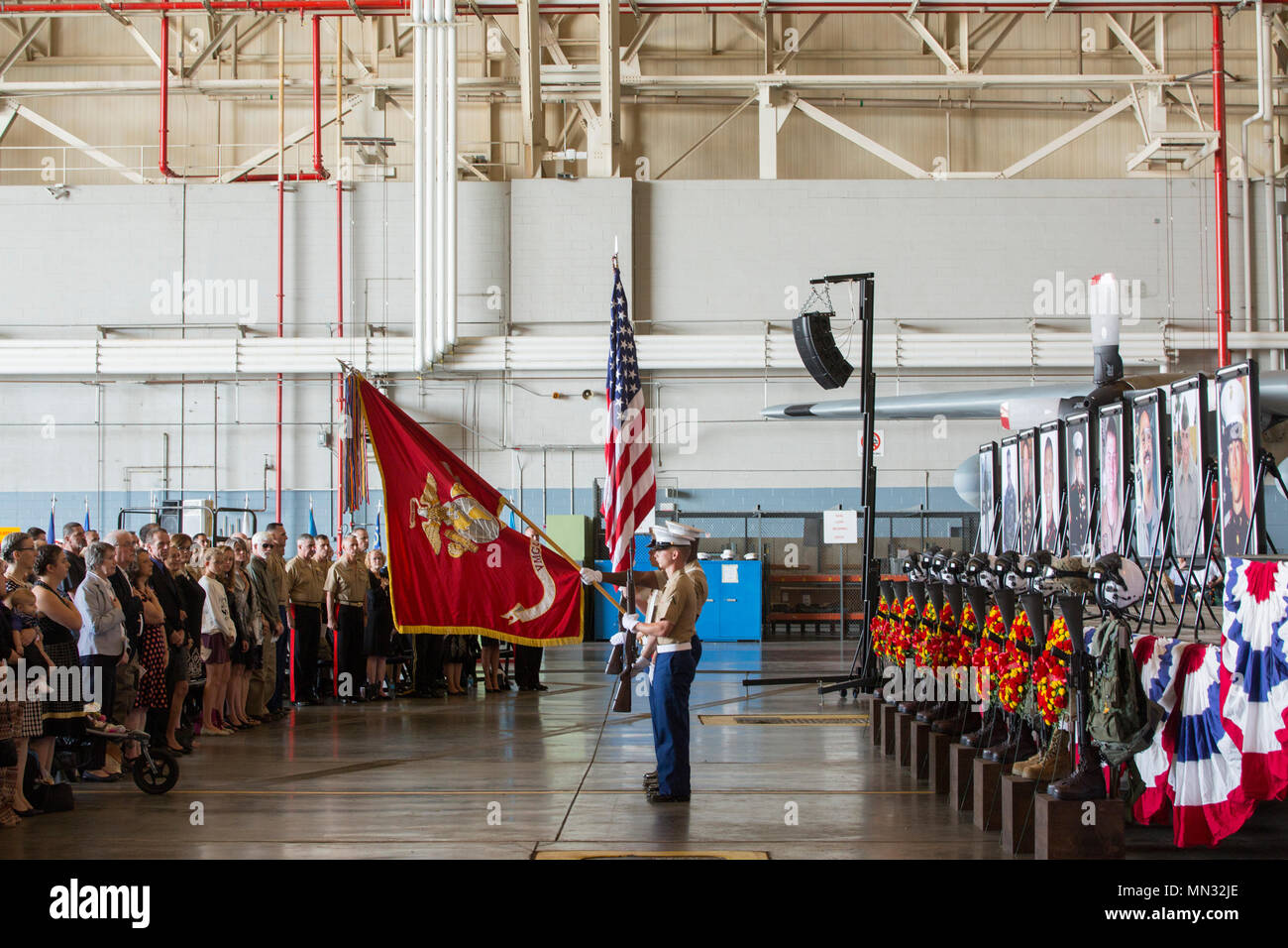Eine Color Guard aus marinen Antenne Refueler Transport Squadron 452, Marine Flugzeuge Gruppe 49, 4 Marine Flugzeugflügel, Marine Reserve, stellt Farben während der Nationalhymne während ein Denkmal am Stewart Air National Guard Base in Newburgh, New York, Aug 27., 2017. Das Denkmal wurde gehalten, um das Leben von neun Marines aus VMGR-452, die in einem KC-130 T Unfall getötet, dass 15 Marines und einem Seemann, 10. Juli 2017 kamen zu ehren. (U.S. Marine Corps Foto von Cpl. Dallas Johnson) Stockfoto