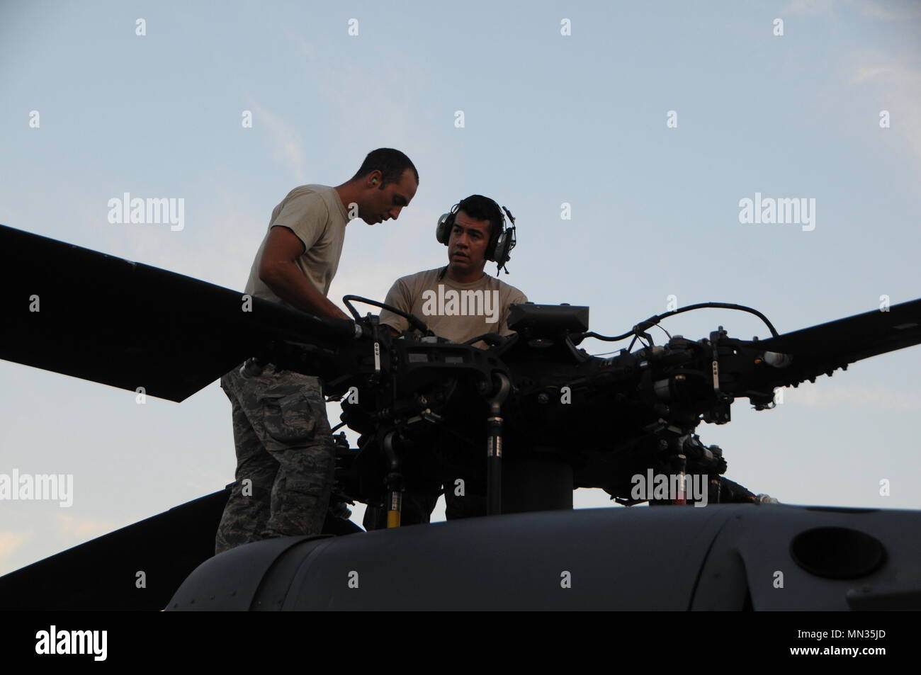 Air Force Tech. Sgt. Michael Austin und Air Force Airman 1st Class Giovanni Risco, beide Mannschaft Leiter mit der 106 Rettung Flügel zu den New York National Guard, Arbeiten am Läufer ein HH-60 Pavehawk Hubschrauber in Fort Hood, Texas, 28. August 2017 zugewiesen. Die Pavehawk hatte von den Auftrag ihres Tag über Houston, der half, 255 Menschen und 2 Hunde speichern gelandet. (U.S. Nationalgarde Foto von Airman 1st Class Daniel H. Farrell) Stockfoto