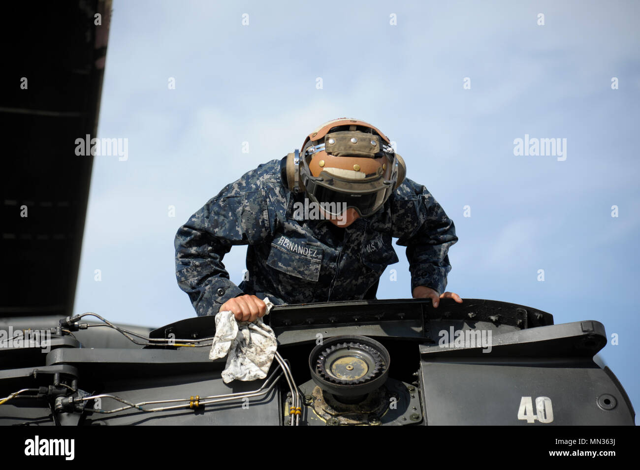 U.S. Navy Aviation Electronics technician Priscilla Hernandez, der Vordenker des Hubschraubers Mine Gegenmaßnahmen Squadron (HM) 14, reinigt und kontrolliert die Rotary eines MH-53 in Vorbereitung für Rettungseinsätze nach dem Hurrikan Harvey Aug 28, 2017 at Naval Air Station gemeinsame Mindestreservebasis Fort Worth, Texas zugeordnet. Landfall Hurrikan Harvey, im Südosten von Texas, die Aufzeichnung zu Überflutungen und Zerstörungen in der Region. Us-Militär Vermögenswerte unterstützt die FEMA sowie staatliche und lokale Behörden in Rettungs- und Hilfsmaßnahmen. (U.S. Air Force Foto: Staff Sgt. Ian Hoachlander) Stockfoto