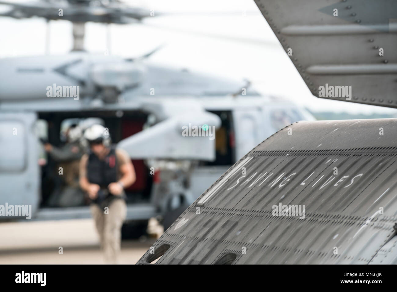 Helikopter Sea Combat Squadron 28 ist eine Einheit der United States Navy, die den Hubschrauber MH-60S Seahawk betreibt. Das Archivbild dokumentiert ein nicht identifiziertes Geschwader-Mitglied, das am 30. August 2017 eine Nachricht über den Stabilator eines MH-60S auf der College Station in Texas zur Unterstützung der Hurrikan Harvey-Hilfsoperationen schrieb, die vom US-Flottenkommando koordiniert wurden. Stockfoto