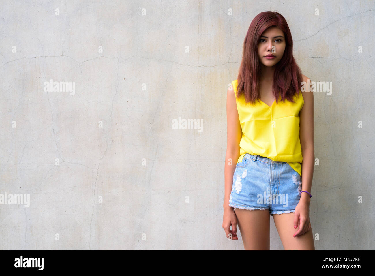 Schöne jugendlicher Mädchen mit leuchtenden gelben Hemd Stockfoto