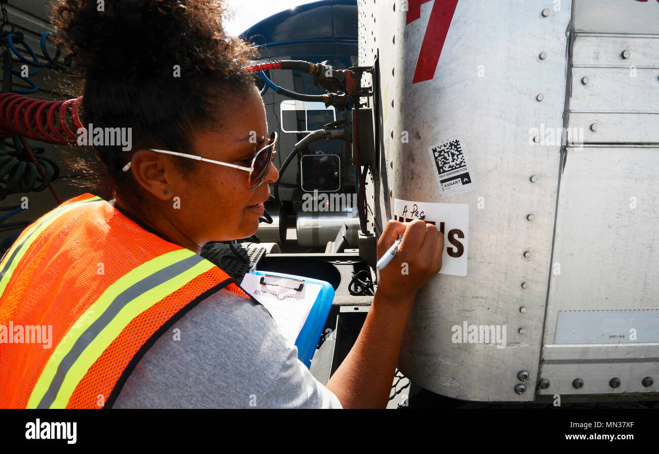 Veronica Robinson, ein Defense Logistics Agency distribution Arbeiter, eine Kennzeichnung auf einem Aufkleber mit der Aufschrift MREs, an JBSA Randolph auxiliary Airfield, Seguin, Texas, 30. August 2017. Robinson, von Harrisburg, Pa., Protokolle in allen Traktor Anhänger Eingabe der empfangenden Station und erkennt deren Inszenierung Standort auf dem Flugplatz. (U.S. Air Force Foto von Tech. Sgt. Tschad Chisholm/Freigegeben) Stockfoto