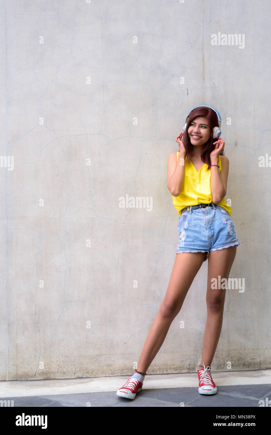 Schöne jugendlicher Mädchen mit leuchtenden gelben Hemd Stockfoto