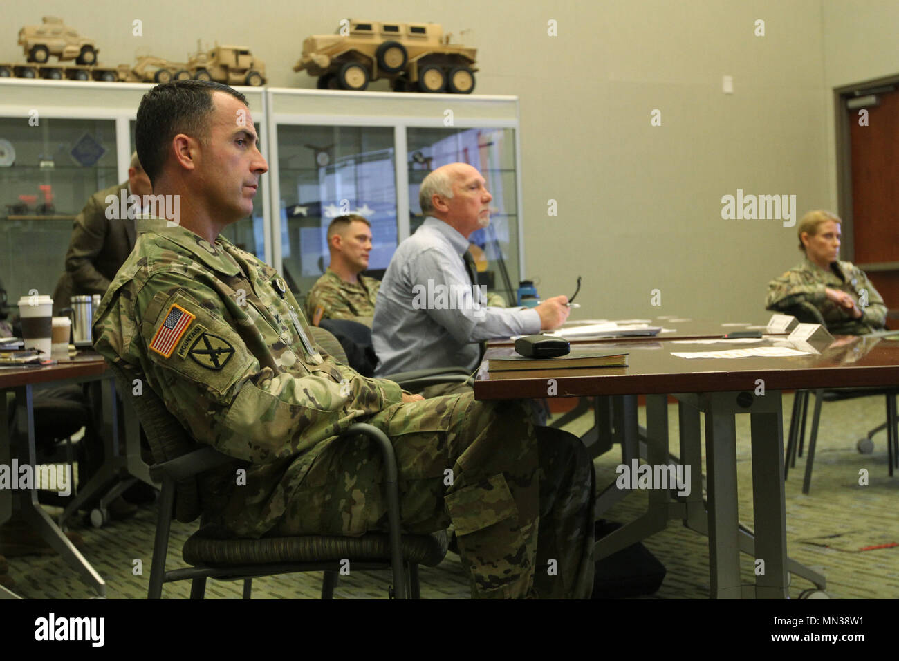 Die Staats- und Regierungschefs aus über US-Army Central besuchen Sie ein Seminar über eine Vielzahl von Themen und aktuelle Angelegenheiten auf dem Gebiet der Betrieb, Sicherheit Zusammenarbeit, regionale Konflikte, politische und sozio-ökonomische Überlegungen zu gehören. Generalleutnant Michael X. Garrett, die USARCENT Commander, eröffnete das dreitägige Seminar 12.08.29, wobei der Schwerpunkt auf die Bedeutung der Region zu einem starken globalen Wirtschaft, die direkt mit dem USARCENT Rolle beim Schutz der Heimat gebunden ist. Mit 20 Ländern mit 540 Millionen Menschen, die 49 verschiedene ethnische Gruppen vertreten, sprechen 60 verschiedene langua Stockfoto