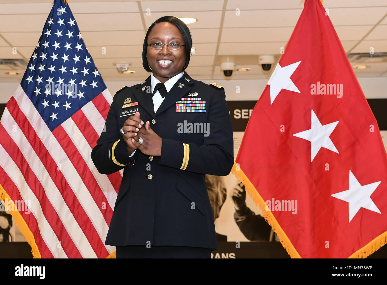 U.S. Army Chief Warrant Officer 4 Eugenia Radford-Wilson bereitet während ihrer Förderung Festakt in das Pentagon in Arlington, Va., Nov. 31, 2017 zu sprechen. (U.S. Armee Foto von SPC. Tammy Schäferstündchen) Stockfoto