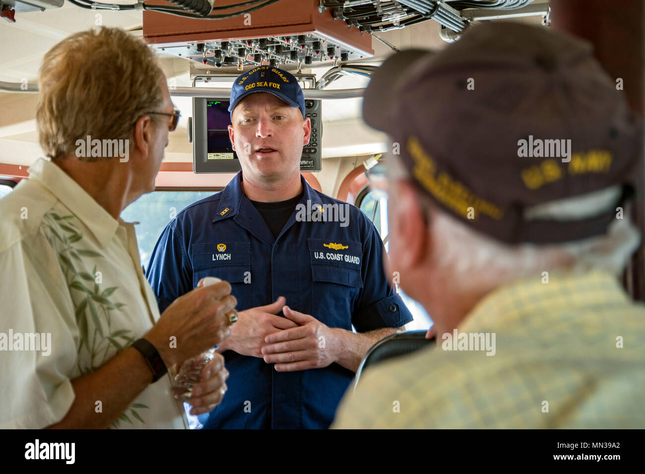 170830-N-EH 218-051 POULSBO, Washington (Aug. 30, 2017) - United States Coast Guard Chief Warrant Officer Tschad Lynch, kommandierender Offizier der Marine Protector-Klasse Coastal Patrol Boat USCGC Sea Fox (WPB 87374), beantwortet Fragen, die von der Crew der stillgelegten Marine U-Boot USS Sea Fox (SS 402) während einer Tour. Die Tour war eine Gelegenheit für die ehemaligen ubootfahrer der Küstenwache Namensvetter des ehemaligen Boot zu sehen. (U.S. Marine Foto von Mass Communication Specialist 2. Klasse Ryan J. Batchelder/Freigegeben) Stockfoto