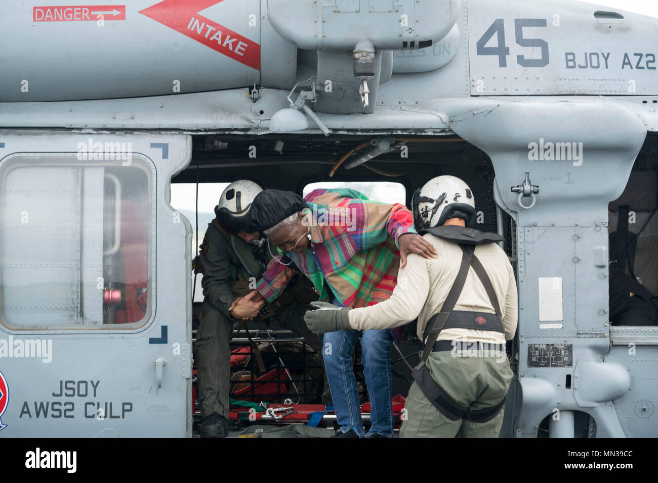 170831-N-Kl 846-210 Jasper, Texas (Aug. 31, 2017) Naval Aircrewman (Hubschrauber) 2. Klasse Jansen Schamp, ein Eingeborener von Denver, Colorado (Links) und die Marine Aircrewman (Hubschrauber) 2. Klasse Rion Johnson, ein Eingeborener von Ponte Vedra Beach, Florida, sowohl für die Dragon Wale von Hubschrauber Meer Combat Squadron (HSC) 28, mit einem medizinischen Evakuierung während des Hurrikans Harvey Hilfsmaßnahmen unterstützen zugeordnet. Us-Flotte Kräfte-Befehl gesendet (USFF)-Personal und Assets support Northern Command der FEMA Hilfe für Bund, Länder und Kommunen die laufenden Hilfsmaßnahmen in den Folgen des Hurrikans zu stärken Stockfoto