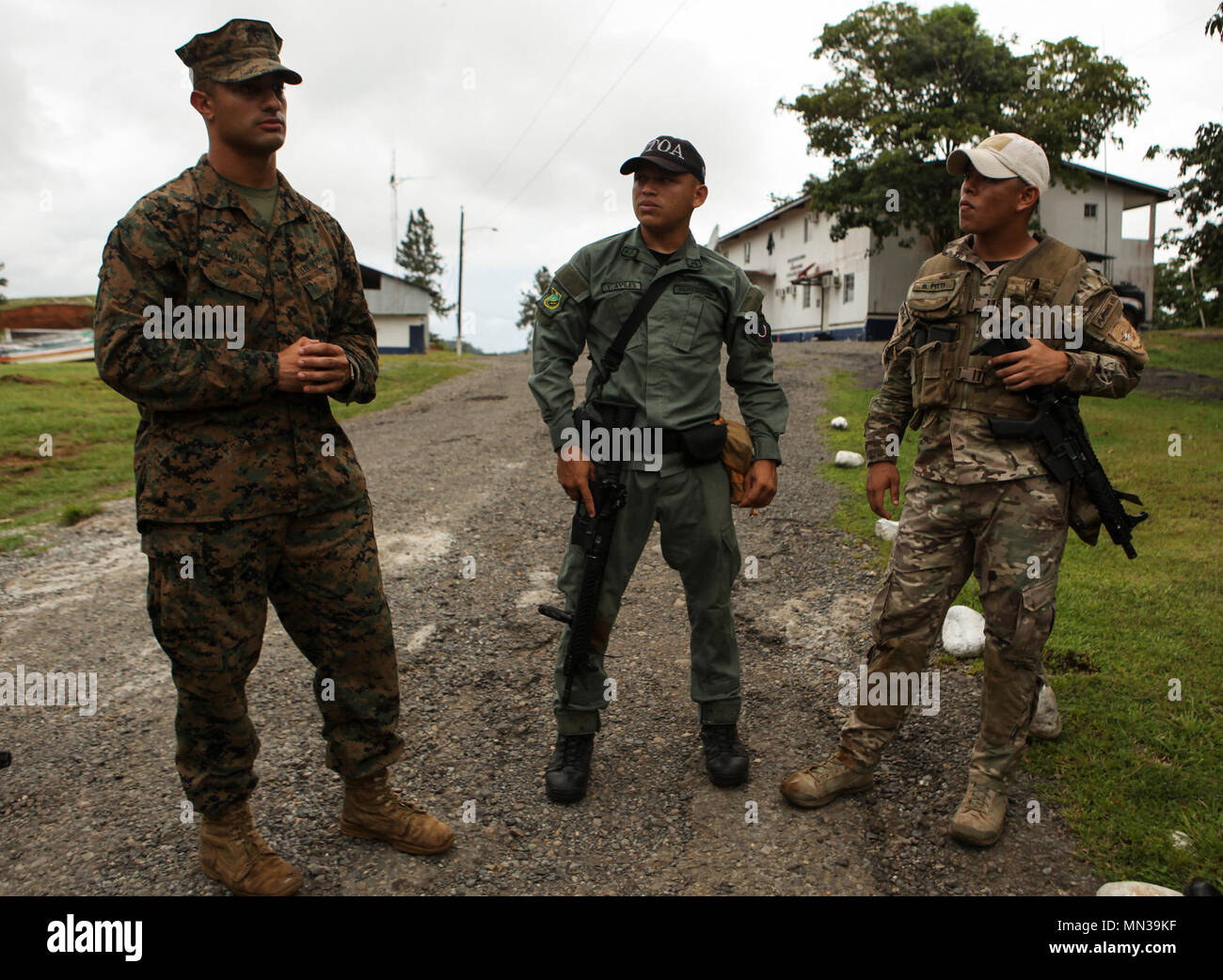 Us Marine Sgt. Francis A. Nova, Links, eine Infanterie Taktik Trainer mit Mobile Training Team ein, Special Purpose Marine Air-Ground Task Force - Southern Command, debriefings Panama nationalen Polizei Agent Yorman A. Aviles und Pvt. Benjamin O. Pitti, ein infanterist mit der Nationalen Luft- und seegestützte Service von Panama, als Teil eines Kurses in die Quebrada de Piedra, Panama, Nov. 28, 2017. Die Mtt ist die Durchführung einer 3-wöchigen Kurs in Panama aus grundlegenden Infanterie Taktik, Treffsicherheit und patrouillieren. Die Marinesoldaten und Matrosen von SPMAGTF - SC sind zu Mittelamerika bereitgestellte Sicherheit Zusammenarbeit t durchzuführen Stockfoto