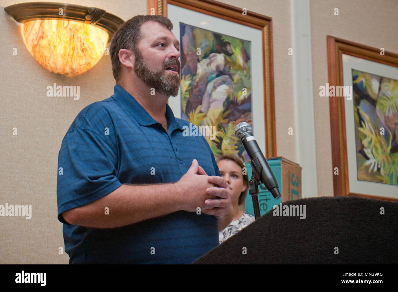 SCHOFIELD BARRACKS - USO Schofield Center Manager Cliff Clevenger bietet Erläuterungen während der Lieferung Baby am Nehelani Bankett- und Konferenzzentrum Dusche, hier, Aug 28., 2017. Mehr als 100 Schwangere und Mütter für das Baby registriert Dusche, bewirtet durch die USO und das, was zu erwarten ist. Clevenger ist der Leiter der neuen USO Zentrum geplant am Schofield Barracks Anfang November zu öffnen. (U.S. Armee Foto von Kristen Wong, Oahu Publikationen) Stockfoto