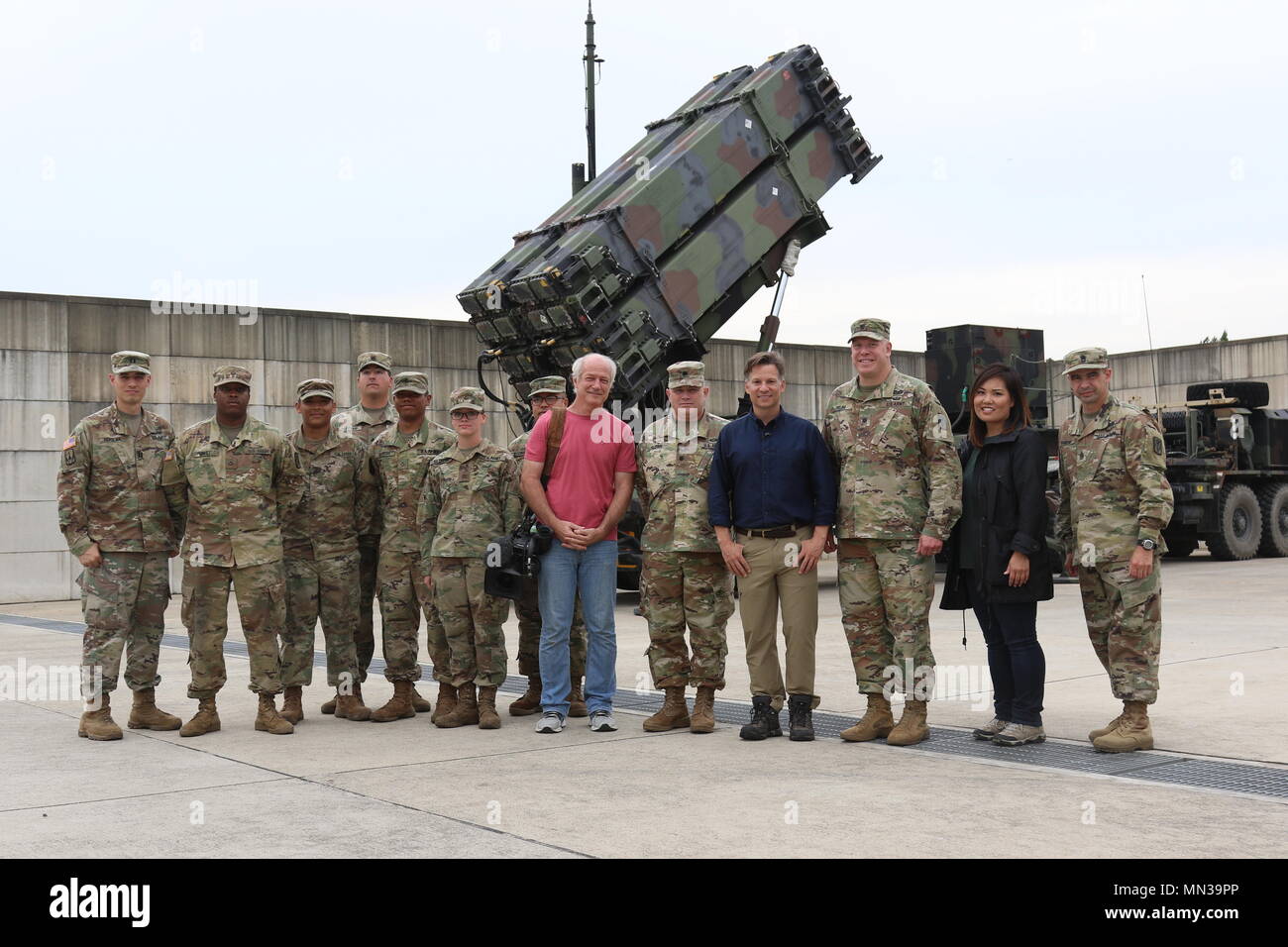 Richard Engel, NBC's neuer Chief ausländische Korrespondenten und seinem Team besucht Batterie D, 6-52 ADA Bataillon, taktische site 12.08.30 In OSAN FLUGHAFEN, Südkorea. Die Mission Der 35. ADA Brigade ist Luft- und Raketenabwehr Operationen kritischen Werte zu verteidigen und die United States Forces Korea Combat Power Generation capabiliites zur Verfügung zu stellen. (U.S. Armee Fotos von MONIK M. A. Phan) Stockfoto