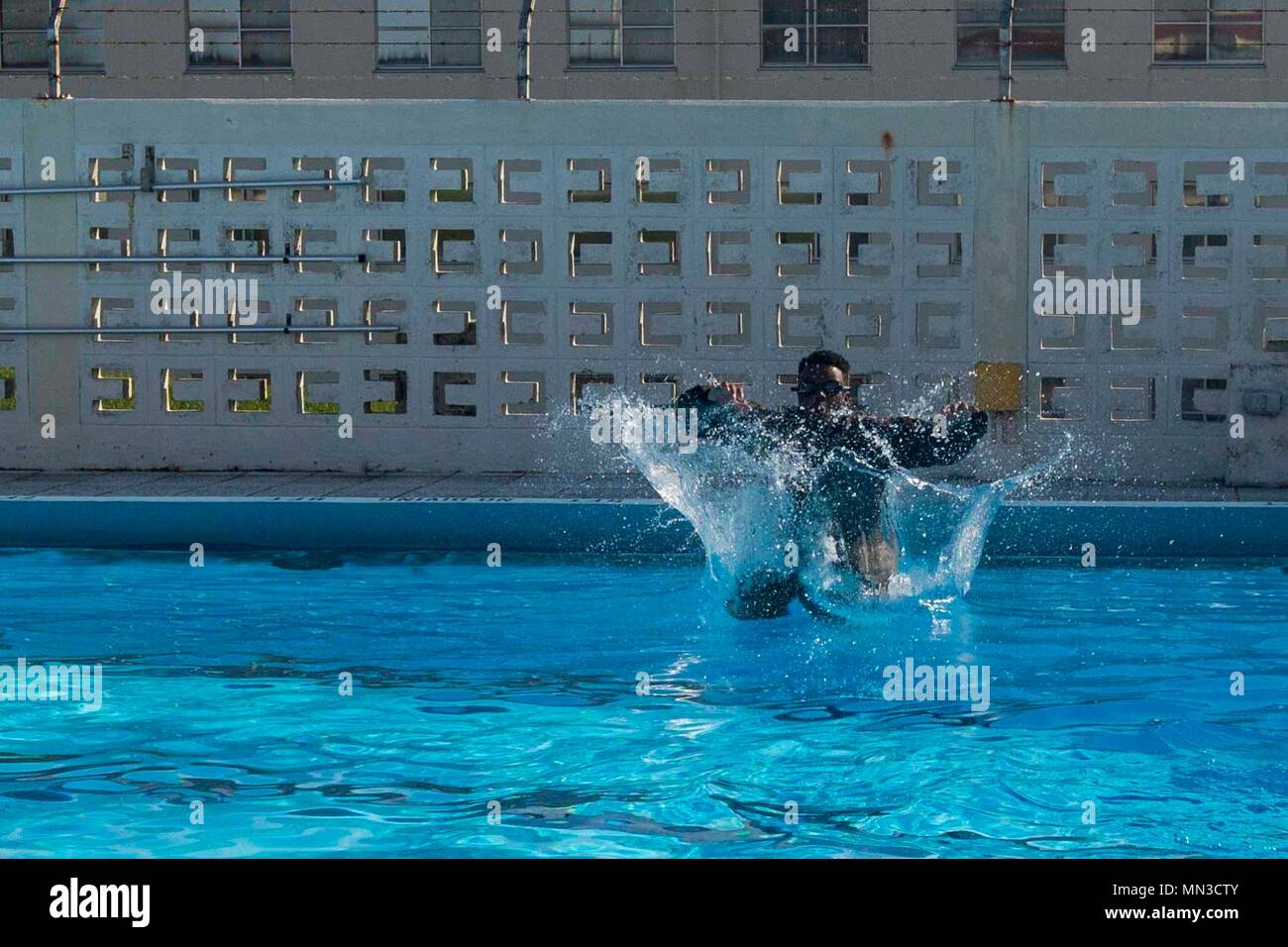 Water Survival Advanced Training ist ein Programm des U.S. Marine Corps, das sich mit der Ausdauer und Sicherheit von Gewässern befasst. Das Archivbild dokumentiert die Teilnahme einzelner Teilnehmer an Übungen auf der Marine Corps Air Station Futenma, Okinawa, Japan am 29. August 2017. Stockfoto