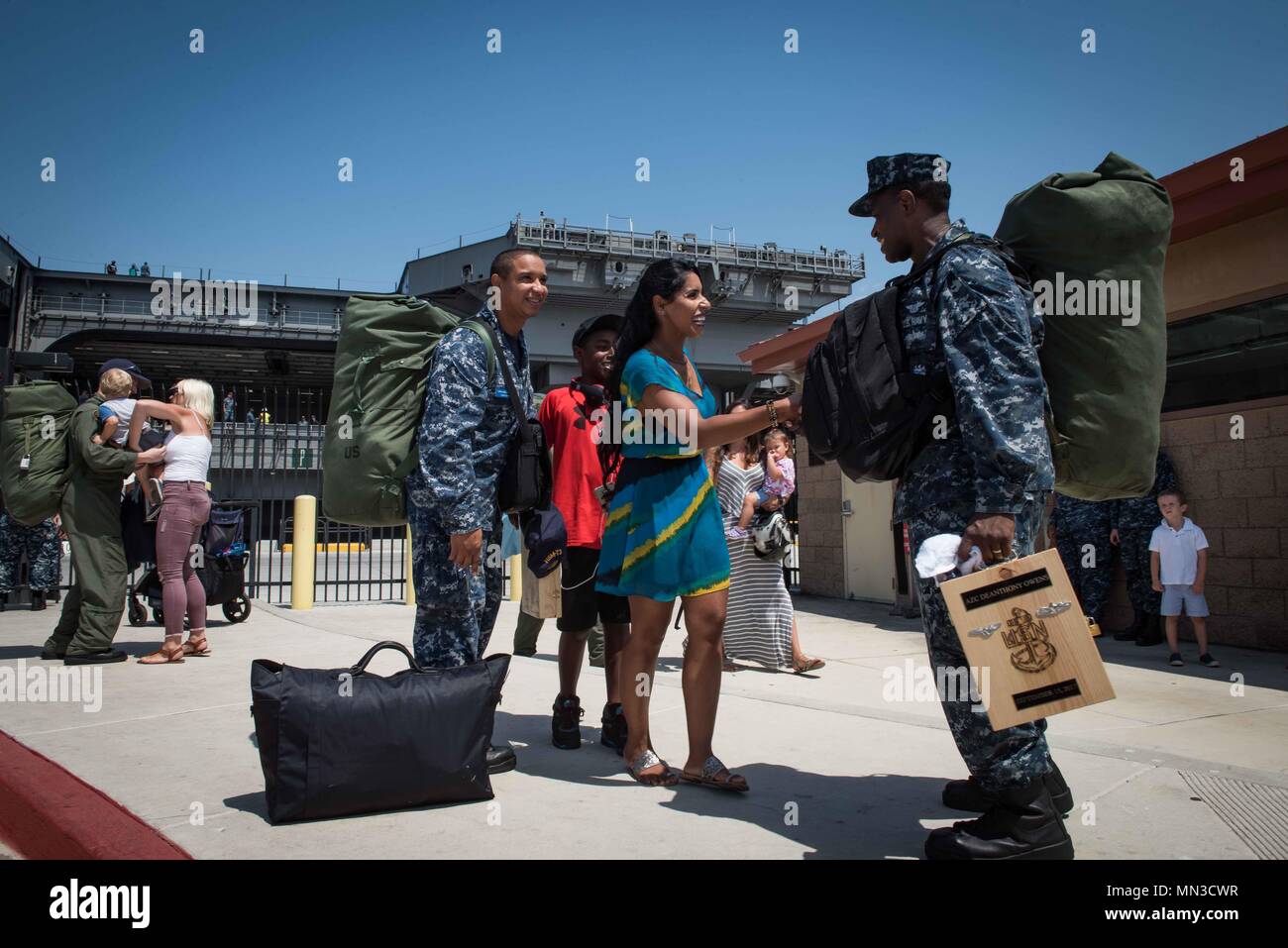 170831-N-VN 584-068 SAN DIEGO (Aug. 31, 2017) Aviation Machinist Mate 1. Klasse Luis Cano, Links, einen Chief auswählen, um die Battlecats der Hubschrauber Maritime Strike Squadron (HSM) 73, seine Familie führt in Aviation Maintenance Administrationman 1. Klasse Deanthony Owens, belegt auch ein Chief auswählen, pierside der Flugzeugträger USS Theodore Roosevelt (CVN 71). Theodore Roosevelt vor kurzem eine zusammengesetzte Einheit Übung (COMPTUEX) mit der Theodore Roosevelt Carrier Strike Group in Vorbereitung für eine bevorstehende Bereitstellung. COMPTUEX tests Mission readines ist eine Carrier strike Group Stockfoto