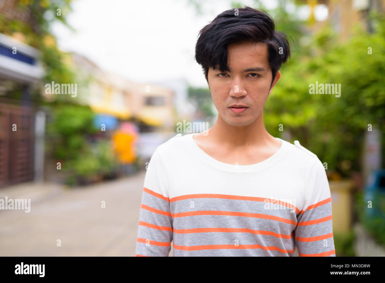 Die Jungen gut aussehenden asiatischer Mann in den Straßen im Außenbereich Stockfoto