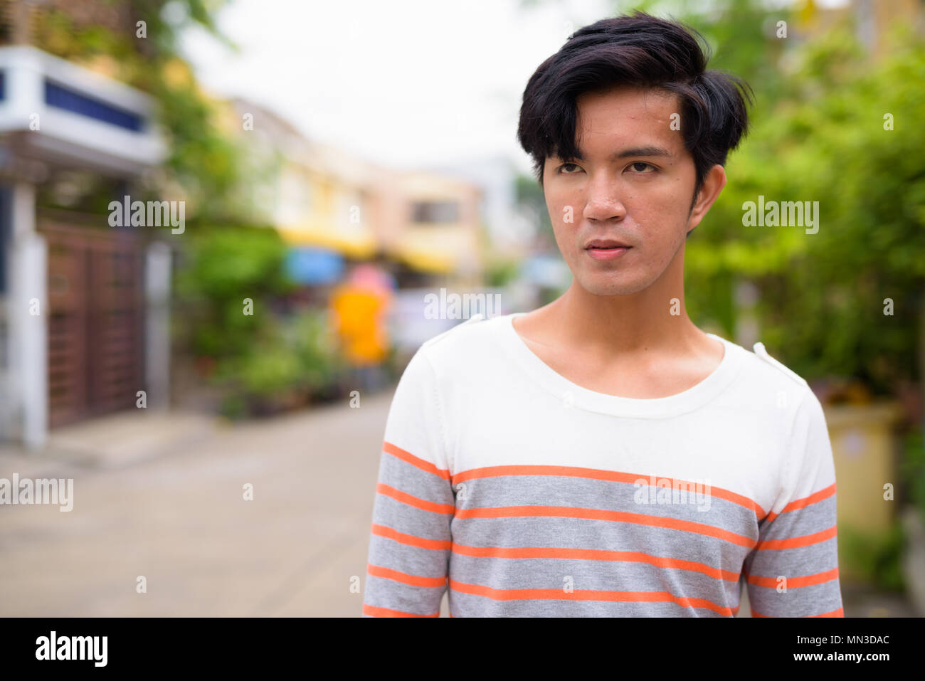 Die Jungen gut aussehenden asiatischer Mann in den Straßen im Außenbereich Stockfoto