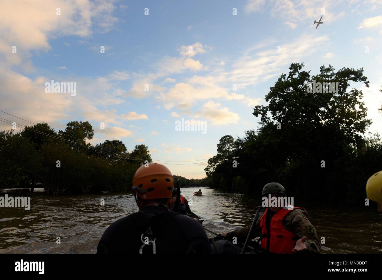 Die Texas Army National Guard ist die Landkomponente des Texas Military Department, das am 28. August 2017 während des Hurrikans Harvey Rettungsaufklärungsoperationen in Katy (Texas) durchführte. Das Archivbild dokumentiert Soldaten, die Zodiac-Boote in Hochwasser werfen und Wohnviertel nach gestrandeten Bewohnern durchsuchen, die Hilfe benötigen. Stockfoto